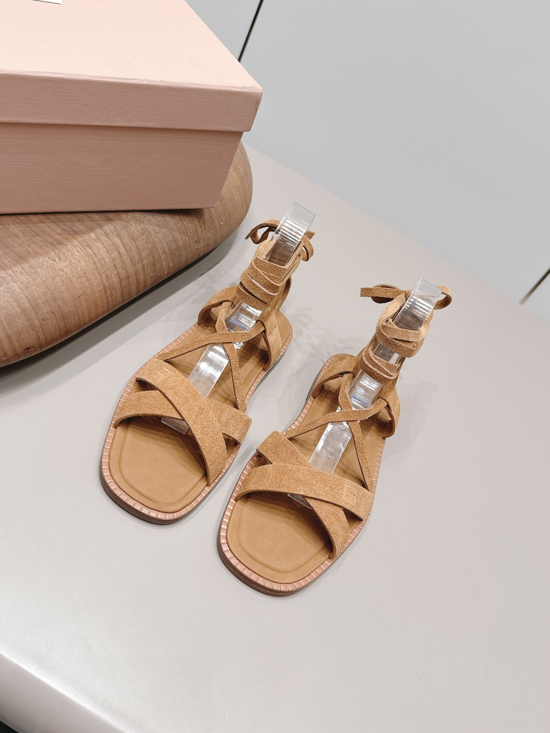 NO:899950,: 'Exclusive top version' MIUMIU Miu Miu 2026 vs summer latest catwalk hot sandal series... [Round-toe Roman strap sandals]  MIUMIU's spring T-stage catwalk show is the same model as 'Dreams Never Sleep'. Miumiu can use it on important occasions. It has a fresh style with a touch of nobility. It is perfect to wear with this shoe. It is elegant and crystal clear, regardless of the material of various accessories.  , all are exclusively customized one to one, and must be zero distance from the original version. The entire series is full of exciting and unexpected combinations of elements, different materials, textures of fabrics, and a strong artistic atmosphere, allowing you to appreciate the ever-changing style of miumiu girls...  Upper: Original customized cowhide Lining: Original customized cowhide Foot pads: Original customized cowhide Outsole: Original customized leather combination sole Heel height: 1.0cm Size: 35-39 (40.41. Customized) Packaging: Original full set of packaging Color: Official website updated simultaneously, sandals, miumiu, sandals, cowhide19860909: 《独家顶级版本》 MIUMIU缪缪2026vs夏季最新走秀爆款凉鞋系列…… 【圆头罗马绑带凉鞋】 MIUMIU春季T台走秀网红同款＂造梦不夜城＂,miumiu能在重要场合上用得上了,小清新风带点贵气的感觉,上脚非常完美穿搭配上此鞋,优雅大方,晶莹剔透,无论各种配件材质,都是独家一比一定制,必做到原版零距离,整个系列都充满了令人兴奋和意外的元素结合,不同的材质,肌理的面料的表现,具有极浓的艺术气息,让你领略miumiu女孩的百变风格…… 鞋面: 原版定制牛猄 内里: 原版定制牛皮 垫脚: 原版定制牛皮 大底: 原版定制真皮组合底 跟高: 1.0cm 码数: 35-39（40.41.定制) 包装:原版全套包装 颜色:官网同步更新,凉鞋,miumiu,sandals,cowhide,Women's Shoes