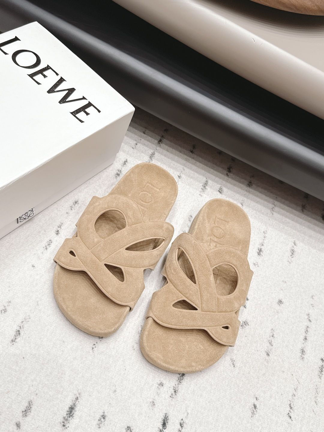 NO:899966,'Exclusive top version' for both men and women LOEW*Louiwei 26 vs. the latest hot sandals series for couples in summer...[Couple Beach Thick-soled Sandals] 26 years of top Italian designers, the latest element heel design, Valentine's Day limited edition, the detailed design is very interesting, at the same time, the overall shoe shape in the front is a very classic simple thin strap style, the collision of seriousness and humor, very dramatic ~ the ultimate interpretation of surrealism, full of surprising and novel camp aesthetics, full of fun.  Fabric original customization / cowhide / embossing / hollowing process Original custom sheepskin lining Original custom cowhide bag water table Original molded foam base outsole Height 3cm Size 35-44 (customized for women 41.42.43. men 45.46) Packaging Original full set of packaging Color: official website synchronization update, slippers, loewe, sandals, slippers, sheepskin19860909女男《独家顶级版本》 LOEW*罗*意威26vs夏季最新情侣爆款凉鞋系列…【情侣沙滩厚底凉拖】  26年意大利顶级设计师,最新元素鞋跟设 计,情人节限定款,细节设计极具趣味性,同时前面 整体鞋型又是很经典的简约细带款,严肃 与幽默的碰撞,很有戏剧感～超现实主义 的极致演绎 饱含出奇新意的坎普美学 妙 趣横生. 面料原版定制/牛猄/压花/镂空工艺 内里原版定制羊皮 垫脚原版定制牛猄包水台 大底原版开模发泡底片 底高3cm 码数35-44（女41.42.43.男45.46定制） 包装原版全套包装 颜色:官网同步 更新,拖鞋,loewe,sandals,slippers,sheepskin,Women's Shoes