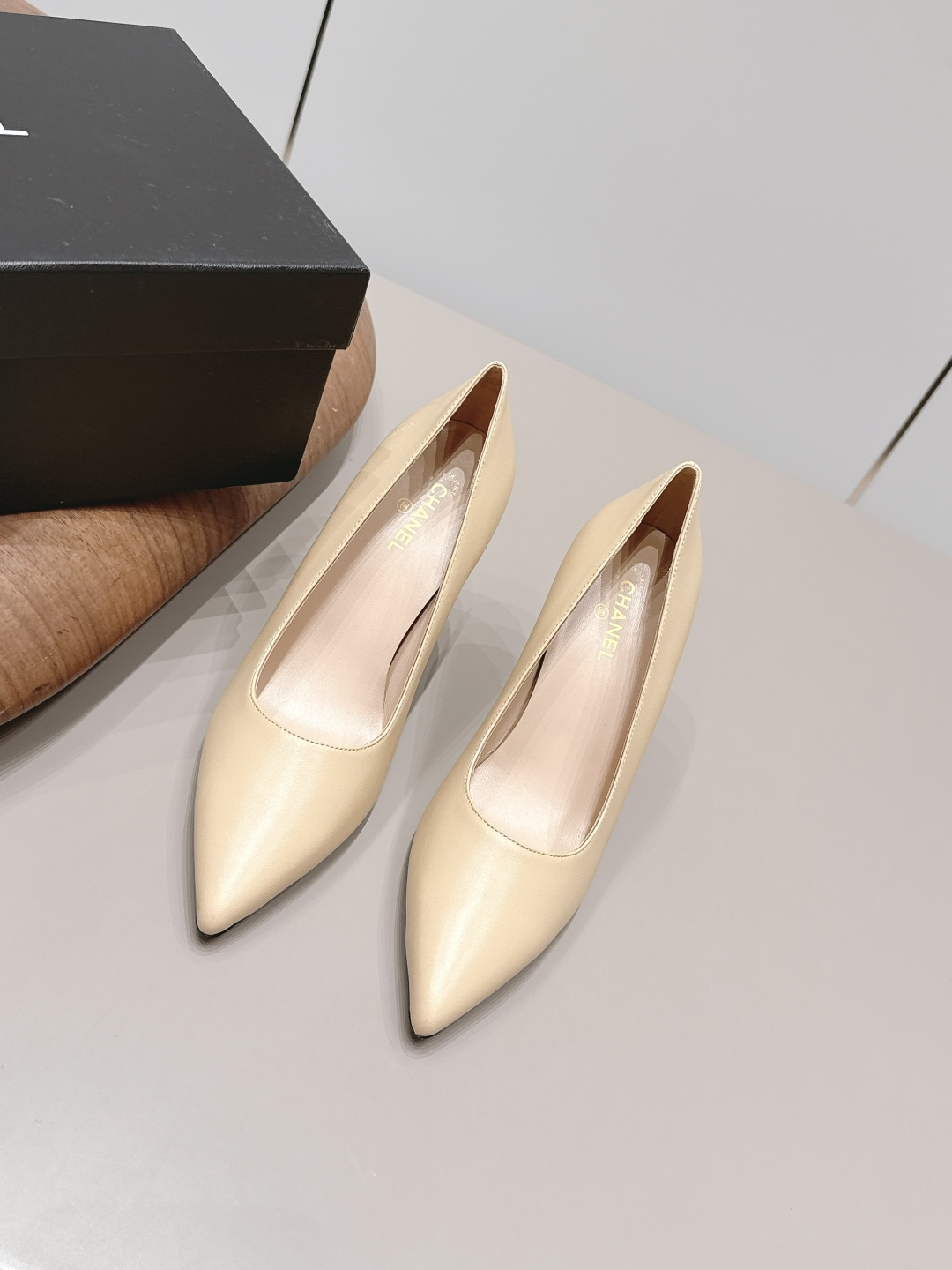 NO:900012,: 'Exclusive top version' CHANE* Xiaoxiang 26 vs the latest fashion shoe series in the early autumn counter... [Pointed high-heeled shoes] Ms. Chanel loves simple and irresistible styles. The combination shows a unique dressing style, free mix and match to shine in place and follow the fashionable steps of Grandma Xiang!  !  !  The top-notch craftsmanship and texture are perfectly presented. No matter any details, you can compare them with the counters. You can enter and exit the counters at will with the best quality goods!  !  Fabric: Original customized sheepskin Lining: Original customized sheepskin Foot pads: Original customized sheepskin Outsole: Original customized leather sole Heel height: 9.5cm Size: 35-39 (40.41. Customization is non-returnable) Packaging: Original full set of packaging Color: Official website updated simultaneously, high-heeled shoes, chanel, chanel, high heels, sheepskin19860909: 《独家顶级版本》 CHANE*小香26vs早秋专柜最新时装单鞋系列……【尖头高跟单鞋】 香奈儿女士钟爱简约又难以抗拒系 搭配展现与众不同的穿搭风格、自由混搭闪耀到位跟紧香奶奶时尚步伐！！！ 顶级工艺质感完美呈现,无论任何细节均可对比专柜,最好级别的顶级货,随意进出专柜！！ 面料: 原版定制羊皮 内里: 原版定制羊皮 垫脚: 原版定制羊皮 大底: 原版定制真皮底 跟高: 9.5cm 码数: 35-39（40.41.定制不退换） 包装: 原版全套包装 颜色:官网同步更新,高跟鞋单鞋,chanel,chanel,high heels,sheepskin,Women's Shoes