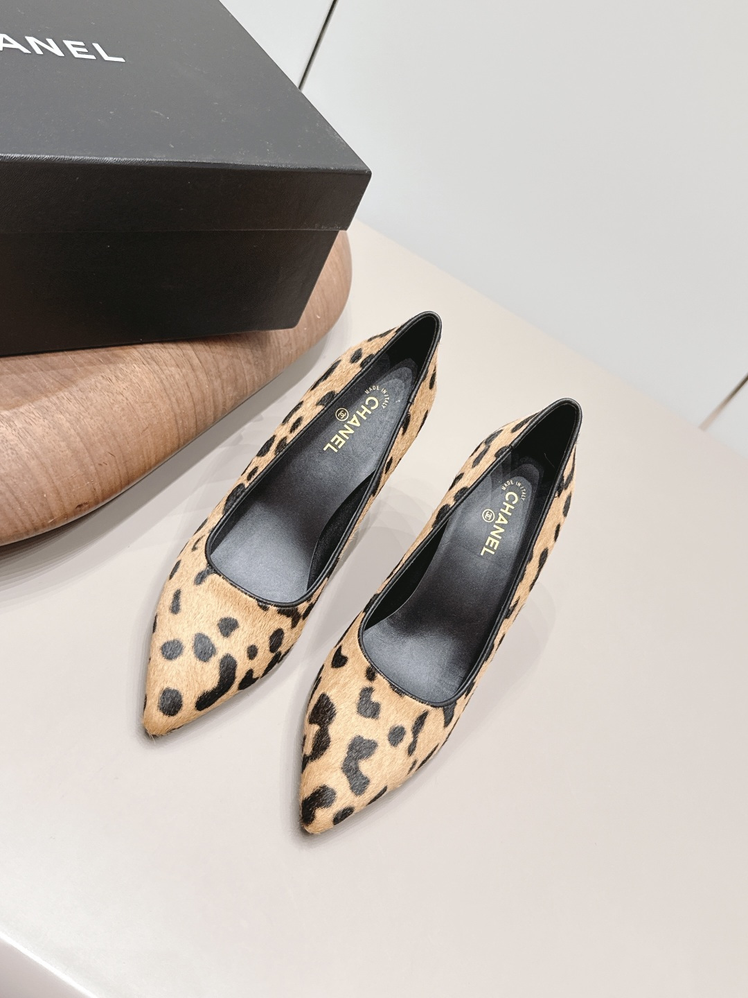 NO:900021,: 'Exclusive top version' CHANE* Xiaoxiang 26 vs the latest fashion shoe series in the early autumn counter... [Pointed high-heeled shoes] Ms. Chanel loves simple and irresistible styles. The combination shows a unique dressing style, free mix and match to shine in place and follow the fashionable steps of Grandma Xiang!  !  !  The top-notch craftsmanship and texture are perfectly presented. No matter any details, you can compare them with the counters. You can enter and exit the counters at will with the best quality goods!  !  Fabric: Original customized horse hair Lining: Original customized sheepskin Foot pads: Original customized sheepskin Outsole: Original customized leather sole Heel height: 9.5cm Size: 35-39 (40.41. Customization is non-returnable) Packaging: Original full set of packaging Color: Official website updated simultaneously, high-heeled shoes, chanel, chanel, high heels, sheepskin19860909: 《独家顶级版本》 CHANE*小香26vs早秋专柜最新时装单鞋系列……【尖头高跟单鞋】 香奈儿女士钟爱简约又难以抗拒系 搭配展现与众不同的穿搭风格、自由混搭闪耀到位跟紧香奶奶时尚步伐！！！ 顶级工艺质感完美呈现,无论任何细节均可对比专柜,最好级别的顶级货,随意进出专柜！！ 面料: 原版定制马毛 内里: 原版定制羊皮 垫脚: 原版定制羊皮 大底: 原版定制真皮底 跟高: 9.5cm 码数: 35-39（40.41.定制不退换） 包装: 原版全套包装 颜色:官网同步更新,高跟鞋单鞋,chanel,chanel,high heels,sheepskin,Women's Shoes