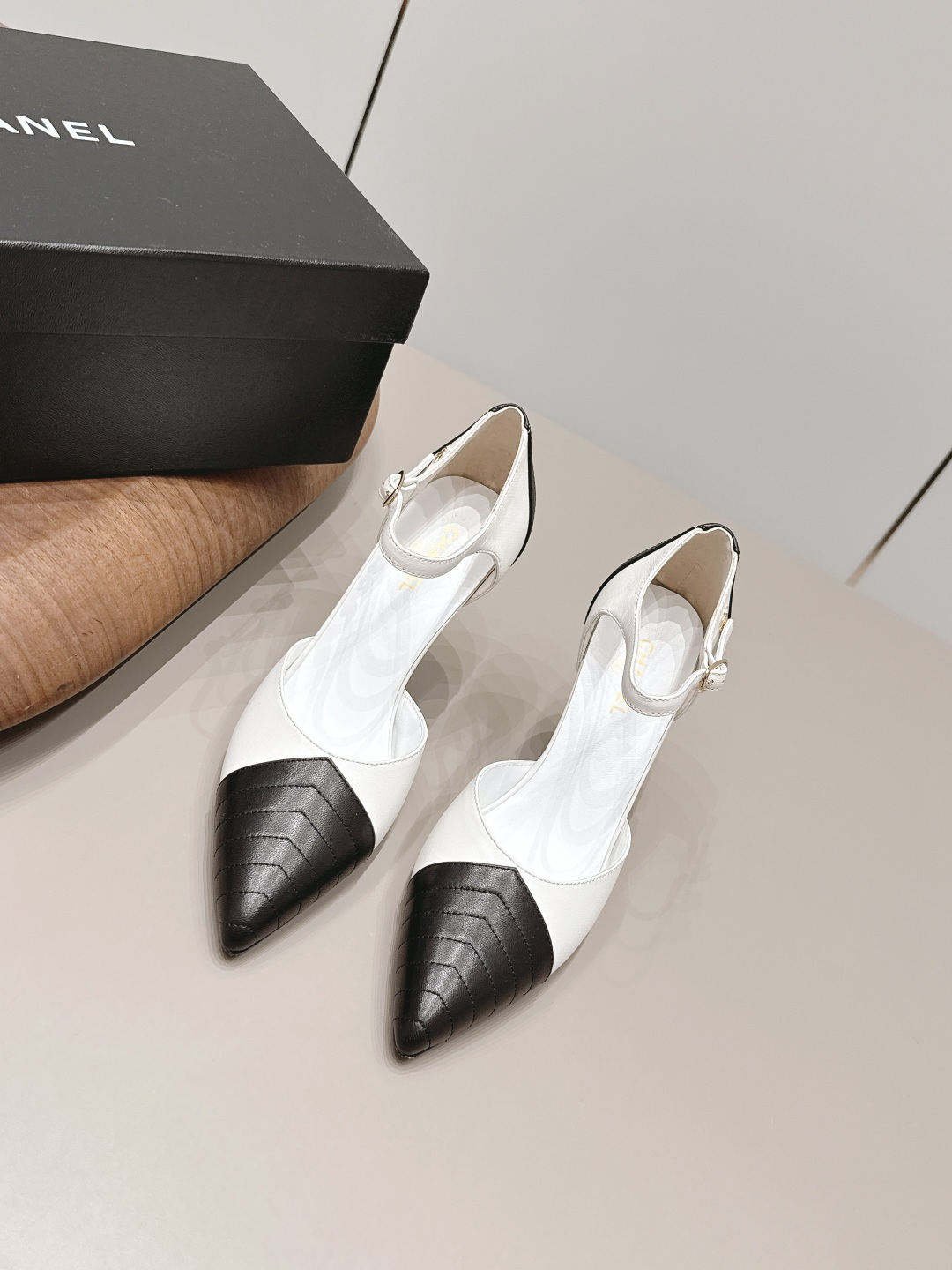 NO:899975,: 'Exclusive top version' CHANE* Xiaoxiang 26 vs the latest fashion sandals series in the spring and summer counters... [Pointed toe color-blocking sandals] Ms. Chanel loves simple and irresistible styles. The combination shows a unique dressing style, free mix and match to shine in place and follow the fashionable pace of Grandma Tongxiang!  !  !  The top-notch craftsmanship and texture are perfectly presented. No matter any details, you can compare them with the counters. You can enter and exit the counters at will with the best quality goods!  !  Fabric: Original customized/sheepskin/color matching Lining: Original customized sheepskin Foot pads: Original customized sheepskin Outsole: Original customized leather sole Heel height: 9.5cm Size: 35-39 (40.41. Customization is non-refundable) Packaging: Original full set of packaging Color: Official website updated simultaneously, high heels and sandals, chanel, chanel, sandals, high heels, sheepskin19860909: 《独家顶级版本》 CHANE*小香26vs春夏专柜最新时装凉鞋系列……【尖头拼色凉鞋】 香奈儿女士钟爱简约又难以抗拒系 搭配展现与众不同的穿搭风格、自由混搭闪耀到位跟紧香奶奶时尚步伐！！！ 顶级工艺质感完美呈现,无论任何细节均可对比专柜,最好级别的顶级货,随意进出专柜！！ 面料: 原版定制/羊皮/拼色 内里: 原版定制羊皮 垫脚: 原版定制羊皮 大底: 原版定制真皮底 跟高: 9.5cm 码数: 35-39（40.41.定制不退换） 包装: 原版全套包装 颜色:官网同步更新,高跟鞋凉鞋,chanel,chanel,sandals,high heels,sheepskin,Women's Shoes