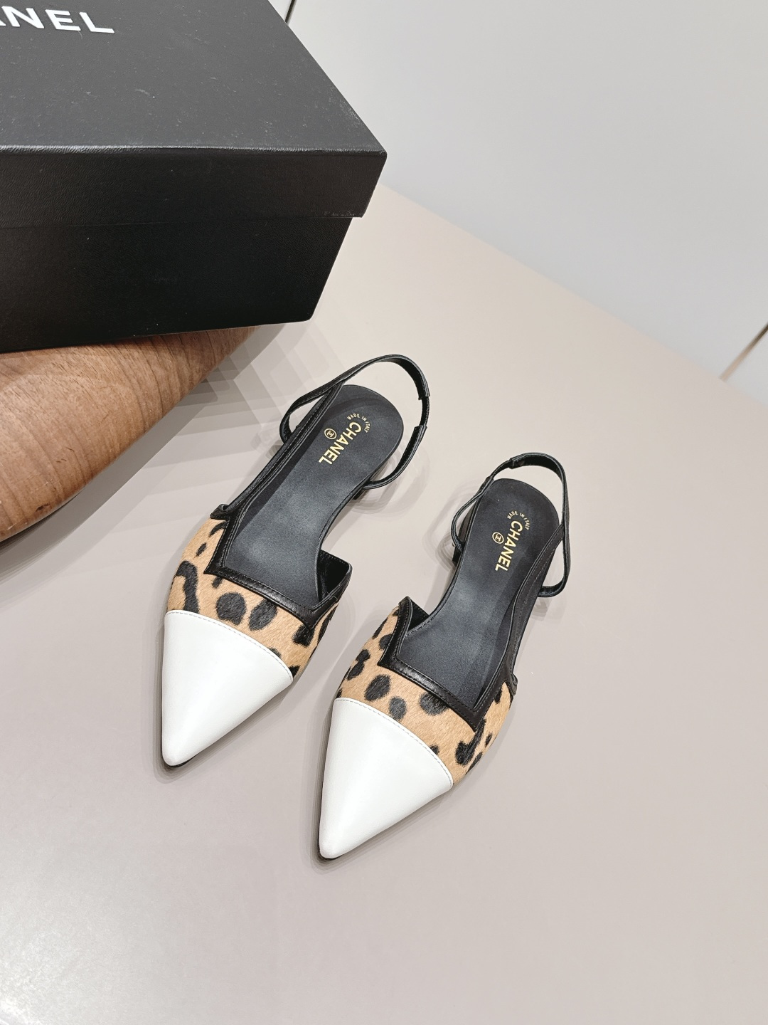 NO:899996,: 'Exclusive top version' CHANE* Xiaoxiang 26vs the latest fashion sandals series in the spring and summer counters... [Pointed toe flat sandals] Ms. Chanel loves simplicity and irresistibility. The combination shows a unique dressing style, free mix and match to shine in place and follow the fashionable pace of Grandma Xiang!  !  !  The top-notch craftsmanship and texture are perfectly presented. No matter any details, you can compare them with the counters. You can enter and exit the counters at will with the best quality goods!  !  Fabric: Original customized/sheepskin/horse hair/color matching Lining: Original customized sheepskin Foot pads: Original customized sheepskin Outsole: Original customized leather sole Heel height: 2.5cm Size: 35-39 (40.41. Customization is non-returnable) Packaging: Original full set of packaging Color: Official website updated simultaneously, high-heeled shoes and sandals, chanel, chanel, sandals, high heels, sheepskin19860909: 《独家顶级版本》 CHANE*小香26vs春夏专柜最新时装凉鞋系列……【尖头平跟凉鞋】 香奈儿女士钟爱简约又难以抗拒系 搭配展现与众不同的穿搭风格、自由混搭闪耀到位跟紧香奶奶时尚步伐！！！ 顶级工艺质感完美呈现,无论任何细节均可对比专柜,最好级别的顶级货,随意进出专柜！！ 面料: 原版定制/羊皮/马毛/拼色 内里: 原版定制羊皮 垫脚: 原版定制羊皮 大底: 原版定制真皮底 跟高: 2.5cm 码数: 35-39（40.41.定制不退换） 包装: 原版全套包装 颜色:官网同步更新,高跟鞋凉鞋,chanel,chanel,sandals,high heels,sheepskin,Women's Shoes