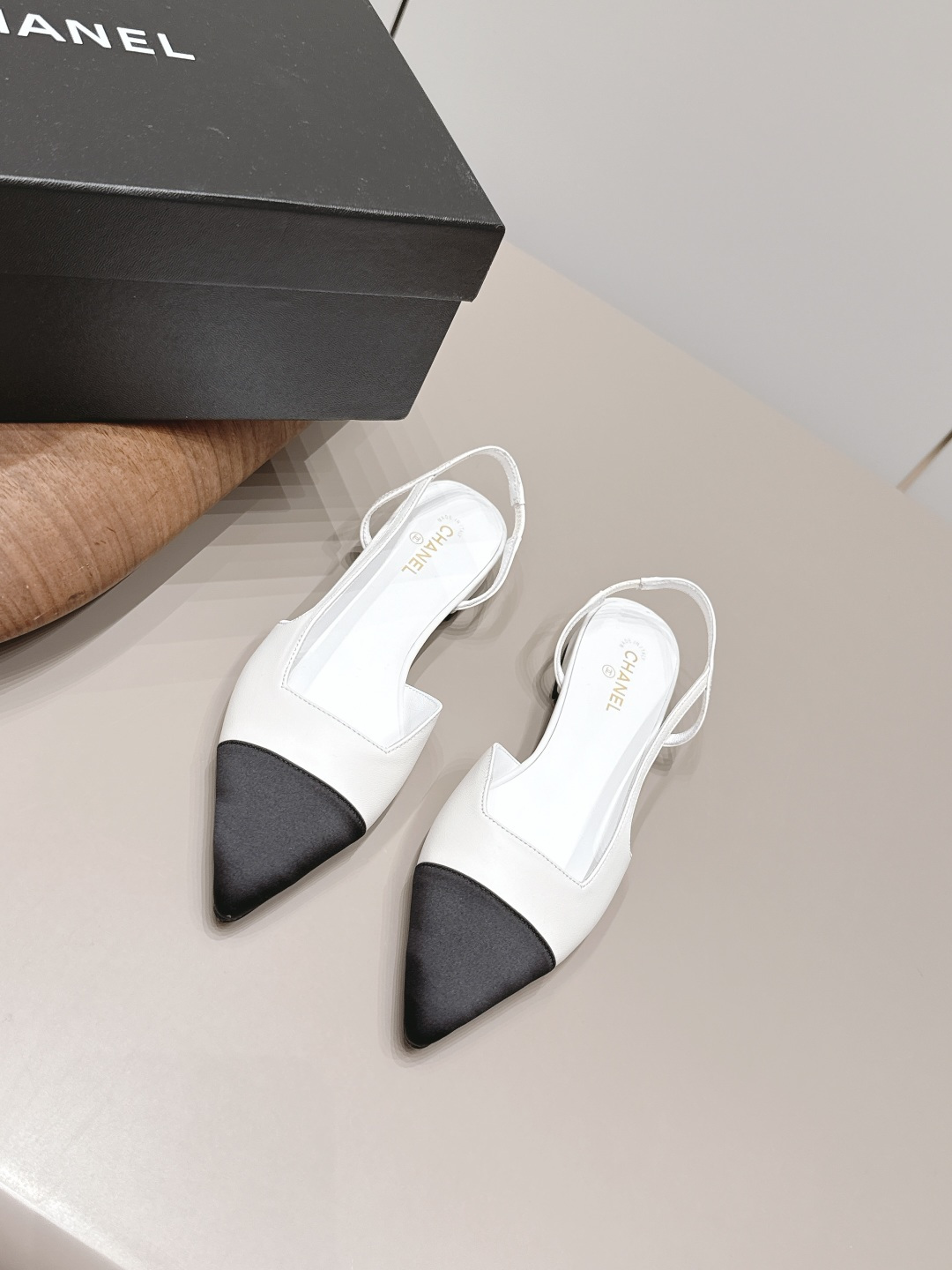 NO:900002,: 'Exclusive top version' CHANE* Xiaoxiang 26vs the latest fashion sandals series in the spring and summer counters... [Pointed toe flat sandals] Ms. Chanel loves simplicity and irresistibility. The combination shows a unique dressing style, free mix and match to shine in place and follow the fashionable pace of Grandma Xiang!  !  !  The top-notch craftsmanship and texture are perfectly presented. No matter any details, you can compare them with the counters. You can enter and exit the counters at will with the best quality goods!  !  Fabric: Original customized/sheepskin/real silk cloth/color matching Lining: original customized sheepskin Foot pads: original customized sheepskin Outsole: original customized leather sole Heel height: 2.5cm Size: 35-39 (40.41. Customization is non-refundable) Packaging: Original full set of packaging Color: official website updated simultaneously, high heels and sandals, chanel, chanel, sandals, high heels, sheepskin, real silk19860909: 《独家顶级版本》 CHANE*小香26vs春夏专柜最新时装凉鞋系列……【尖头平跟凉鞋】 香奈儿女士钟爱简约又难以抗拒系 搭配展现与众不同的穿搭风格、自由混搭闪耀到位跟紧香奶奶时尚步伐！！！ 顶级工艺质感完美呈现,无论任何细节均可对比专柜,最好级别的顶级货,随意进出专柜！！ 面料: 原版定制/羊皮/真丝布/拼色 内里: 原版定制羊皮 垫脚: 原版定制羊皮 大底: 原版定制真皮底 跟高: 2.5cm 码数: 35-39（40.41.定制不退换） 包装: 原版全套包装 颜色:官网同步更新,高跟鞋凉鞋,chanel,chanel,sandals,high heels,sheepskin,real silk,Women's Shoes