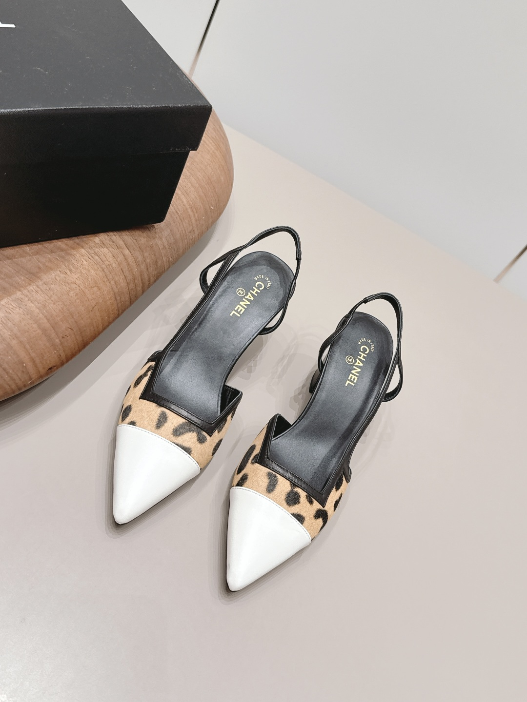 NO:899969,: 'Exclusive top version' CHANE* Xiaoxiang 26 vs the latest fashion sandals series in the spring and summer counters... [Pointed-toe high-heeled sandals] Ms. Chanel loves simplicity and irresistibility. The combination shows a unique dressing style, free mix and match to shine in place and follow the fashionable steps of Grandma Xiang!  !  !  The top-notch craftsmanship and texture are perfectly presented. No matter any details, you can compare them with the counters. You can enter and exit the counters at will with the best quality goods!  !  Fabric: Original customized/sheepskin/horse hair/color matching Lining: Original customized sheepskin Foot pads: Original customized sheepskin Outsole: Original customized leather sole Heel height: 7cm Size: 35-39 (40.41. Customization is non-returnable) Packaging: Original full set of packaging Color: Official website updated simultaneously, high-heeled shoes and sandals, chanel, chanel, sandals, high heels, sheepskin19860909: 《独家顶级版本》 CHANE*小香26vs春夏专柜最新时装凉鞋系列……【尖头高跟凉鞋】 香奈儿女士钟爱简约又难以抗拒系 搭配展现与众不同的穿搭风格、自由混搭闪耀到位跟紧香奶奶时尚步伐！！！ 顶级工艺质感完美呈现,无论任何细节均可对比专柜,最好级别的顶级货,随意进出专柜！！ 面料: 原版定制/羊皮/马毛/拼色 内里: 原版定制羊皮 垫脚: 原版定制羊皮 大底: 原版定制真皮底 跟高: 7cm 码数: 35-39（40.41.定制不退换） 包装: 原版全套包装 颜色:官网同步更新,高跟鞋凉鞋,chanel,chanel,sandals,high heels,sheepskin,Women's Shoes