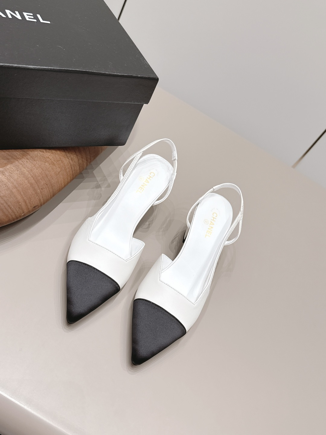 NO:899977,: 'Exclusive top version' CHANE* Xiaoxiang 26 vs the latest fashion sandals series in the spring and summer counters... [Pointed-toe high-heeled sandals] Ms. Chanel loves simplicity and irresistibility. The combination shows a unique dressing style, free mix and match to shine in place and follow the fashionable steps of Grandma Xiang!  !  !  The top-notch craftsmanship and texture are perfectly presented. No matter any details, you can compare them with the counters. You can enter and exit the counters at will with the best quality goods!  !  Fabric: Original customized/sheepskin/real silk cloth/color matching Lining: original customized sheepskin Foot pads: original customized sheepskin Outsole: original customized leather sole Heel height: 7cm Size: 35-39 (40.41. Customization is non-refundable) Packaging: Original full set of packaging Color: official website updated simultaneously, high heels and sandals, chanel, chanel, sandals, high heels, sheepskin, real silk19860909: 《独家顶级版本》 CHANE*小香26vs春夏专柜最新时装凉鞋系列……【尖头高跟凉鞋】 香奈儿女士钟爱简约又难以抗拒系 搭配展现与众不同的穿搭风格、自由混搭闪耀到位跟紧香奶奶时尚步伐！！！ 顶级工艺质感完美呈现,无论任何细节均可对比专柜,最好级别的顶级货,随意进出专柜！！ 面料: 原版定制/羊皮/真丝布/拼色 内里: 原版定制羊皮 垫脚: 原版定制羊皮 大底: 原版定制真皮底 跟高: 7cm 码数: 35-39（40.41.定制不退换） 包装: 原版全套包装 颜色:官网同步更新,高跟鞋凉鞋,chanel,chanel,sandals,high heels,sheepskin,real silk,Women's Shoes