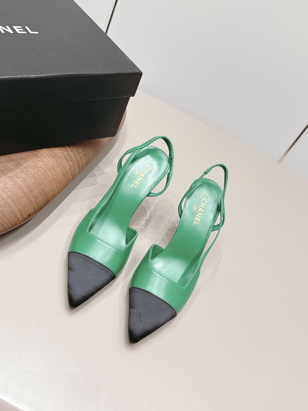 NO:899946,: 'Exclusive top version' CHANE* Xiaoxiang 26 vs the latest fashion sandals series in the spring and summer counters... [Pointed-toe high-heeled sandals] Ms. Chanel loves simplicity and irresistibility. The combination shows a unique dressing style, free mix and match to shine in place and follow the fashionable steps of Grandma Xiang!  !  !  The top-notch craftsmanship and texture are perfectly presented. No matter any details, you can compare them with the counters. You can enter and exit the counters at will with the best quality goods!  !  Fabric: Original customized/sheepskin/real silk cloth/color matching Lining: original customized sheepskin Foot pads: original customized sheepskin Outsole: original customized leather sole Heel height: 7.5cm Size: 35-39 (40.41. Customization is non-returnable) Packaging: Original full set of packaging Color: official website updated simultaneously, high heels and sandals, chanel, chanel, sandals, high heels, sheepskin, real silk19860909: 《独家顶级版本》 CHANE*小香26vs春夏专柜最新时装凉鞋系列……【尖头高跟凉鞋】 香奈儿女士钟爱简约又难以抗拒系 搭配展现与众不同的穿搭风格、自由混搭闪耀到位跟紧香奶奶时尚步伐！！！ 顶级工艺质感完美呈现,无论任何细节均可对比专柜,最好级别的顶级货,随意进出专柜！！ 面料: 原版定制/羊皮/真丝布/拼色 内里: 原版定制羊皮 垫脚: 原版定制羊皮 大底: 原版定制真皮底 跟高: 7.5cm 码数: 35-39（40.41.定制不退换） 包装: 原版全套包装 颜色:官网同步更新,高跟鞋凉鞋,chanel,chanel,sandals,high heels,sheepskin,real silk,Women's Shoes