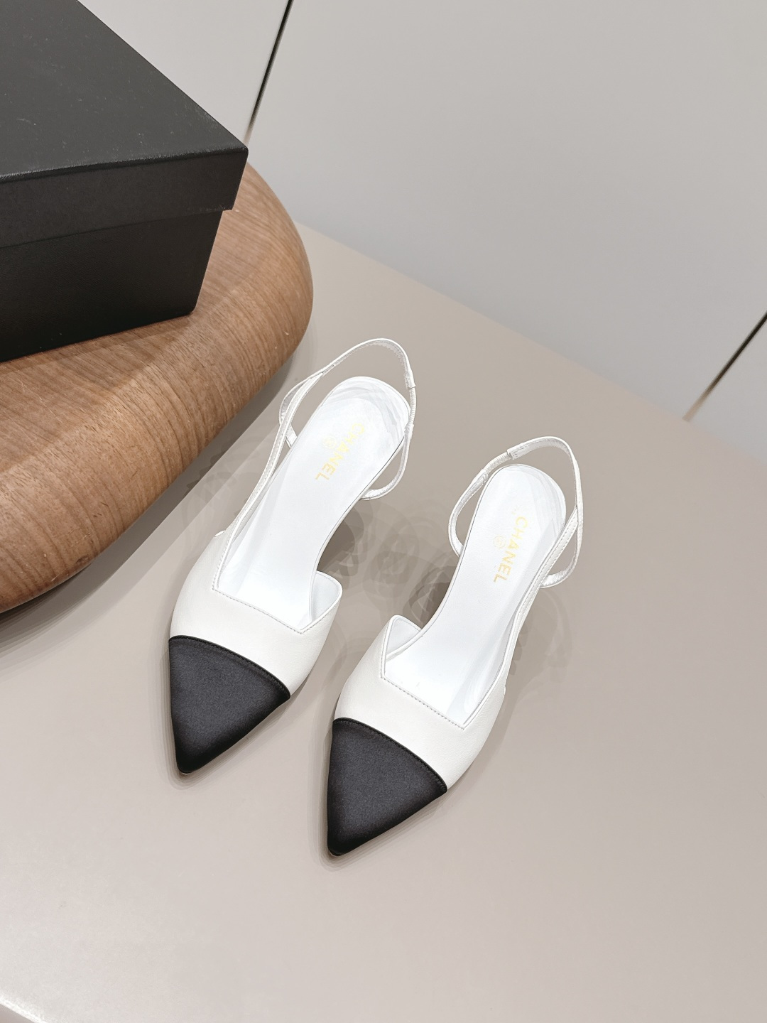 NO:899951,: 'Exclusive top version' CHANE* Xiaoxiang 26 vs the latest fashion sandals series in the spring and summer counters... [Pointed-toe high-heeled sandals] Ms. Chanel loves simplicity and irresistibility. The combination shows a unique dressing style, free mix and match to shine in place and follow the fashionable steps of Grandma Xiang!  !  !  The top-notch craftsmanship and texture are perfectly presented. No matter any details, you can compare them with the counters. You can enter and exit the counters at will with the best quality goods!  !  Fabric: Original customized/sheepskin/real silk cloth/color matching Lining: original customized sheepskin Foot pads: original customized sheepskin Outsole: original customized leather sole Heel height: 9.5cm Size: 35-39 (40.41. Customization is non-returnable) Packaging: Original full set of packaging Color: official website updated simultaneously, high heels and sandals, chanel, chanel, sandals, high heels, sheepskin, real silk19860909: 《独家顶级版本》 CHANE*小香26vs春夏专柜最新时装凉鞋系列……【尖头高跟凉鞋】 香奈儿女士钟爱简约又难以抗拒系 搭配展现与众不同的穿搭风格、自由混搭闪耀到位跟紧香奶奶时尚步伐！！！ 顶级工艺质感完美呈现,无论任何细节均可对比专柜,最好级别的顶级货,随意进出专柜！！ 面料: 原版定制/羊皮/真丝布/拼色 内里: 原版定制羊皮 垫脚: 原版定制羊皮 大底: 原版定制真皮底 跟高: 9.5cm 码数: 35-39（40.41.定制不退换） 包装: 原版全套包装 颜色:官网同步更新,高跟鞋凉鞋,chanel,chanel,sandals,high heels,sheepskin,real silk,Women's Shoes