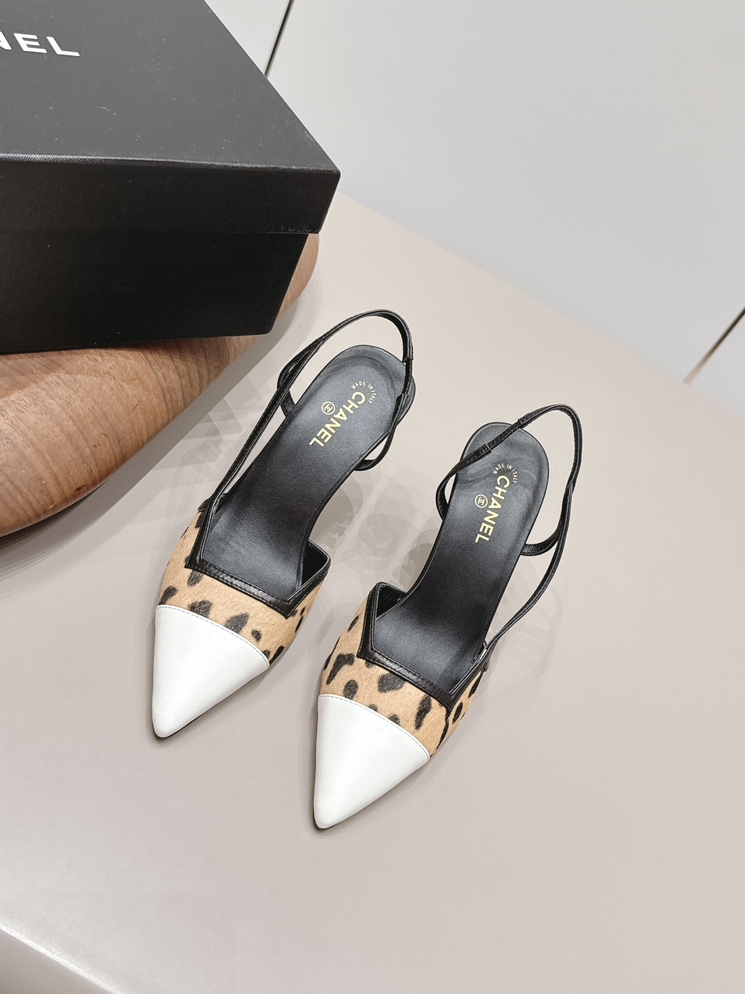 NO:900009,: 'Exclusive top version' CHANE* Xiaoxiang 26 vs the latest fashion sandals series in the spring and summer counters... [Pointed-toe high-heeled sandals] Ms. Chanel loves simplicity and irresistibility. The combination shows a unique dressing style, free mix and match to shine in place and follow the fashionable steps of Grandma Xiang!  !  !  The top-notch craftsmanship and texture are perfectly presented. No matter any details, you can compare them with the counters. You can enter and exit the counters at will with the best quality goods!  !  Fabric: Original customized/Sheepskin/Horse hair/Color-blocking Lining: Original customized sheepskin Foot pads: Original customized sheepskin Outsole: Original customized leather sole Heel height: 9.5cm Size: 35-39 (40.41. Customization is non-returnable) Packaging: Original full set of packaging Color: Official website updated simultaneously, high heels and sandals, chanel, chanel, sandals, high heels, sheepskin19860909: 《独家顶级版本》 CHANE*小香26vs春夏专柜最新时装凉鞋系列……【尖头高跟凉鞋】 香奈儿女士钟爱简约又难以抗拒系 搭配展现与众不同的穿搭风格、自由混搭闪耀到位跟紧香奶奶时尚步伐！！！ 顶级工艺质感完美呈现,无论任何细节均可对比专柜,最好级别的顶级货,随意进出专柜！！ 面料: 原版定制/羊皮/马毛/拼色 内里: 原版定制羊皮 垫脚: 原版定制羊皮 大底: 原版定制真皮底 跟高: 9.5cm 码数: 35-39（40.41.定制不退换） 包装: 原版全套包装 颜色:官网同步更新,高跟鞋凉鞋,chanel,chanel,sandals,high heels,sheepskin,Women's Shoes