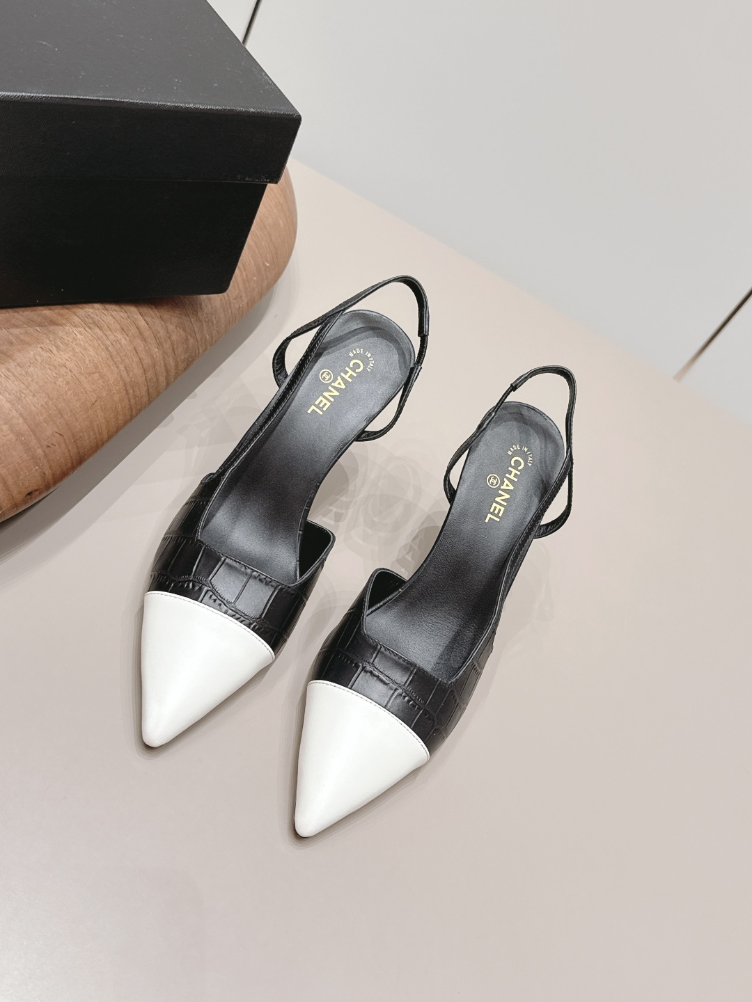 NO:900000,: 'Exclusive top version' CHANE* Xiaoxiang 26 vs the latest fashion sandals series in the spring and summer counters... [Pointed-toe high-heeled sandals] Ms. Chanel loves simplicity and irresistibility. The combination shows a unique dressing style, free mix and match to shine in place and follow the fashionable steps of Grandma Xiang!  !  !  The top-notch craftsmanship and texture are perfectly presented. No matter any details, you can compare them with the counters. You can enter and exit the counters at will with the best quality goods!  !  Fabric: Original customized/sheepskin/crocodile pattern/color matching Lining: original customized sheepskin Foot pads: original customized sheepskin Outsole: original customized leather sole Heel height: 9.5cm Size: 35-39 (40.41. Customization is non-returnable) Packaging: Original full set of packaging Color: official website updated simultaneously, high heels and sandals, chanel, chanel, sandals, high heels, sheepskin19860909: 《独家顶级版本》 CHANE*小香26vs春夏专柜最新时装凉鞋系列……【尖头高跟凉鞋】 香奈儿女士钟爱简约又难以抗拒系 搭配展现与众不同的穿搭风格、自由混搭闪耀到位跟紧香奶奶时尚步伐！！！ 顶级工艺质感完美呈现,无论任何细节均可对比专柜,最好级别的顶级货,随意进出专柜！！ 面料: 原版定制/羊皮/鳄鱼纹/拼色 内里: 原版定制羊皮 垫脚: 原版定制羊皮 大底: 原版定制真皮底 跟高: 9.5cm 码数: 35-39（40.41.定制不退换） 包装: 原版全套包装 颜色:官网同步更新,高跟鞋凉鞋,chanel,chanel,sandals,high heels,sheepskin,Women's Shoes