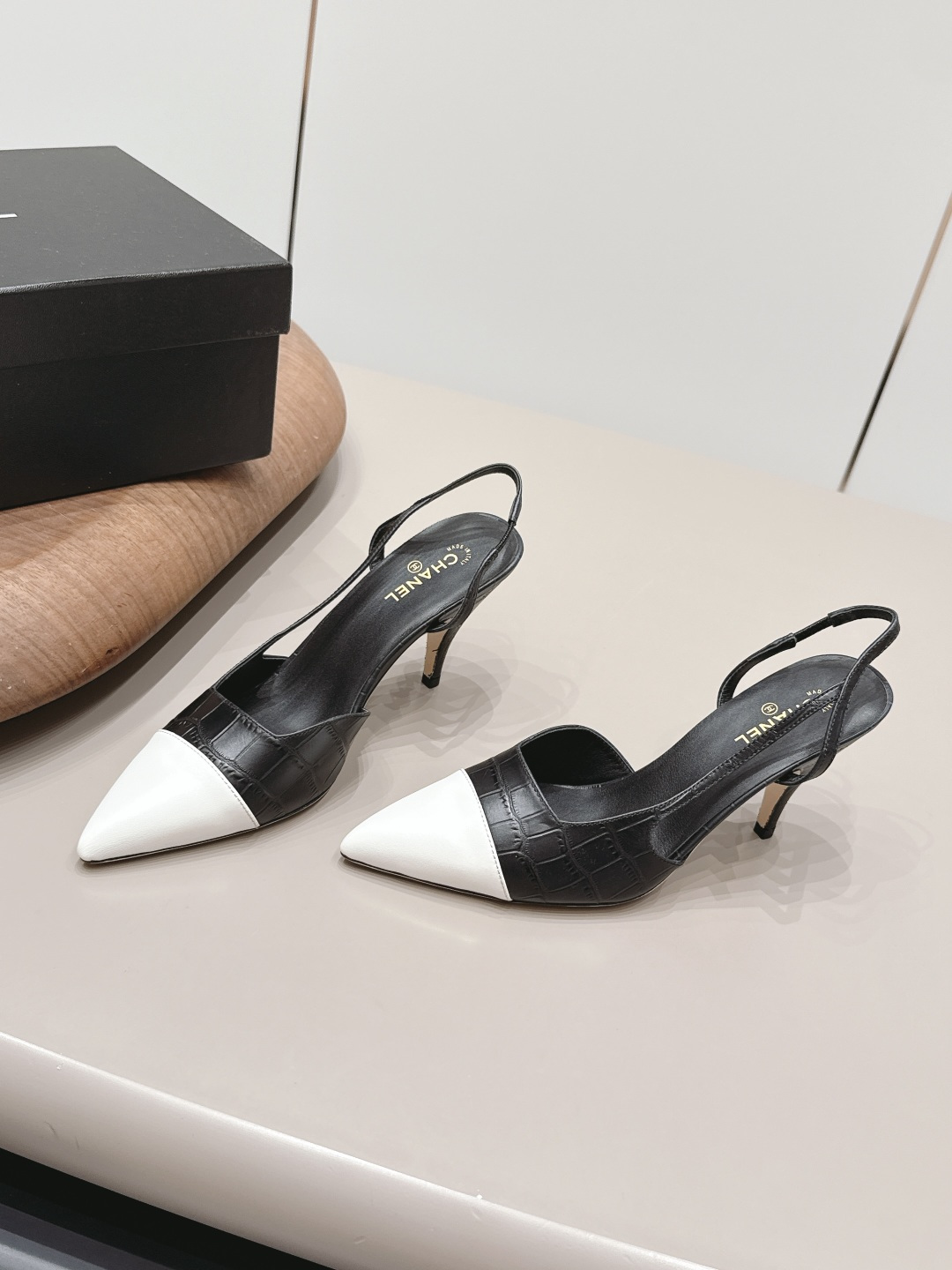 Chanel Classic Luxury Leather Shoe Loafer Ref.20F566EE 2