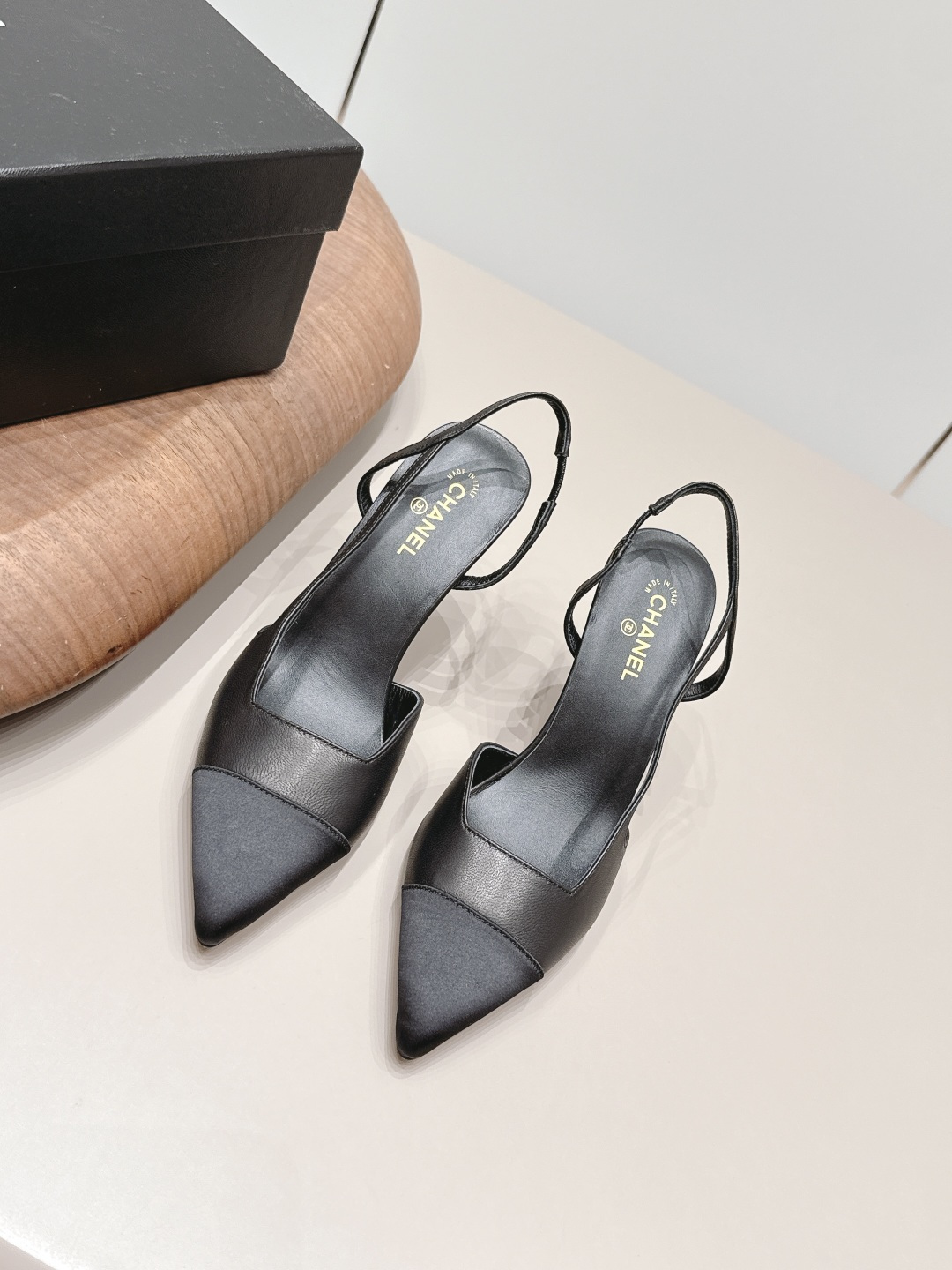 NO:900018,: 'Exclusive top version' CHANE* Xiaoxiang 26 vs the latest fashion sandals series in the spring and summer counters... [Pointed-toe high-heeled sandals] Ms. Chanel loves simplicity and irresistibility. The combination shows a unique dressing style, free mix and match to shine in place and follow the fashionable steps of Grandma Xiang!  !  !  The top-notch craftsmanship and texture are perfectly presented. No matter any details, you can compare them with the counters. You can enter and exit the counters at will with the best quality goods!  !  Fabric: Original customized/sheepskin/real silk cloth/color matching Lining: original customized sheepskin Foot pads: original customized sheepskin Outsole: original customized leather sole Heel height: 9.5cm Size: 35-39 (40.41. Customization is non-returnable) Packaging: Original full set of packaging Color: official website updated simultaneously, high heels and sandals, chanel, chanel, sandals, high heels, sheepskin, real silk19860909: 《独家顶级版本》 CHANE*小香26vs春夏专柜最新时装凉鞋系列……【尖头高跟凉鞋】 香奈儿女士钟爱简约又难以抗拒系 搭配展现与众不同的穿搭风格、自由混搭闪耀到位跟紧香奶奶时尚步伐！！！ 顶级工艺质感完美呈现,无论任何细节均可对比专柜,最好级别的顶级货,随意进出专柜！！ 面料: 原版定制/羊皮/真丝布/拼色 内里: 原版定制羊皮 垫脚: 原版定制羊皮 大底: 原版定制真皮底 跟高: 9.5cm 码数: 35-39（40.41.定制不退换） 包装: 原版全套包装 颜色:官网同步更新,高跟鞋凉鞋,chanel,chanel,sandals,high heels,sheepskin,real silk,Women's Shoes
