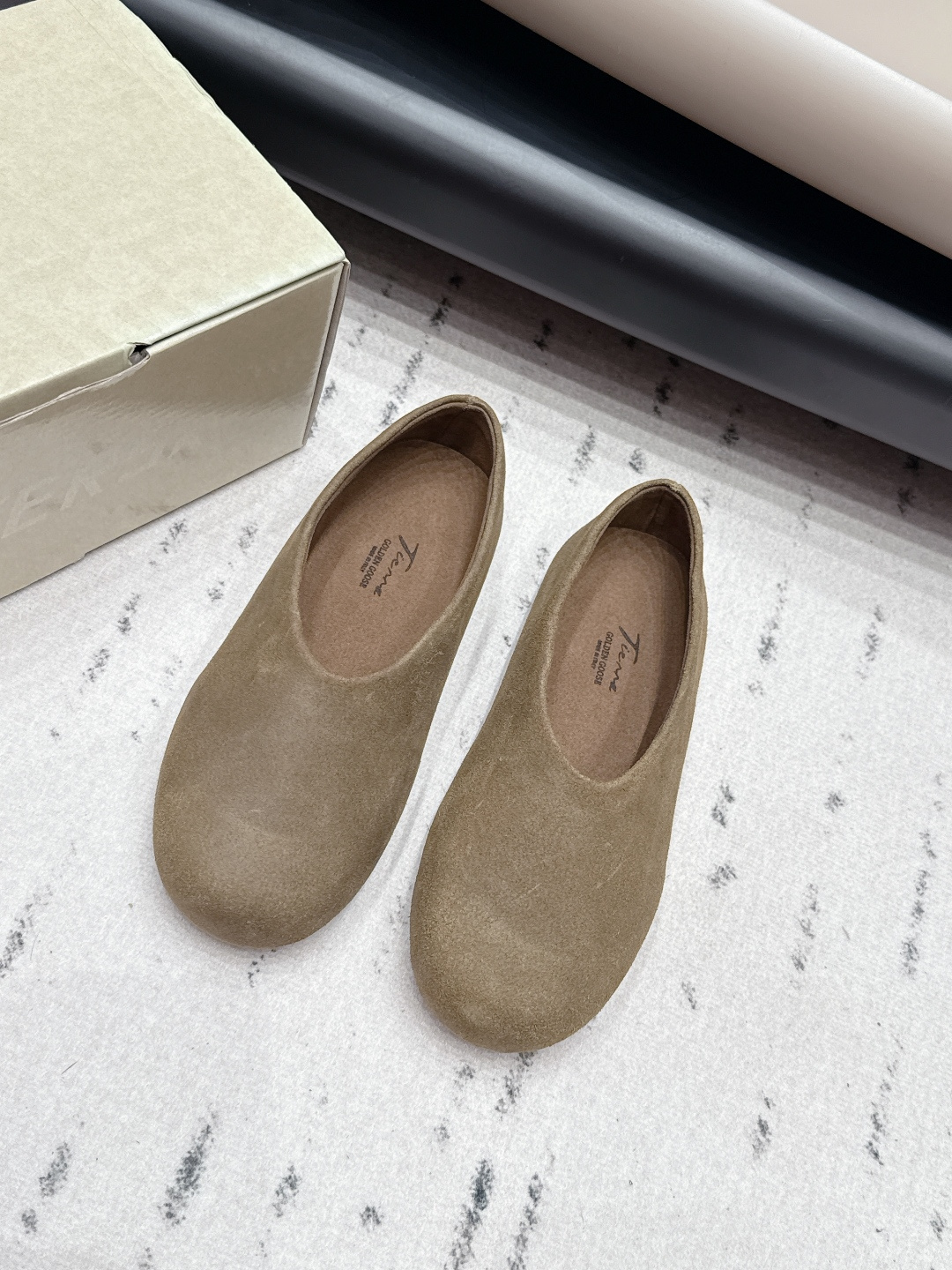 NO:899991,: 'Exclusive top version' GGDB space star~26vs early autumn new shoe series... [Round-toe flat shoes] Breaking the traditional aesthetic, the dirty shoes have been demonstrated on celebrities' private servers. They are so versatile!  You no longer have to worry about washing your shoes!  Fabric: Original customized/cow lining: Original customized sheepskin Foot pads: Original customized sheepskin Outsole: Original molded TPU outsole Packaging: Original full set of packaging Code number: 35-39 (40 customized) Color: Official website updated simultaneously, single shoes, sheepskin19860909: 《独家顶级版本》 GGDB space star~26vs早秋新款单鞋系列……【圆头平底单鞋】 打破传统审美,小脏鞋做到了明星私服上脚示范 就是这么百搭 ！再也不用担心洗鞋的问题啦！ 面料: 原版定制/牛猄 内里: 原版定制羊皮 垫脚: 原版定制羊皮 大底: 原版开模TPU大底 包装: 原版全套包装 码数: 35-39（40定制） 颜色:官网同步更新,单鞋,sheepskin,Women's Shoes