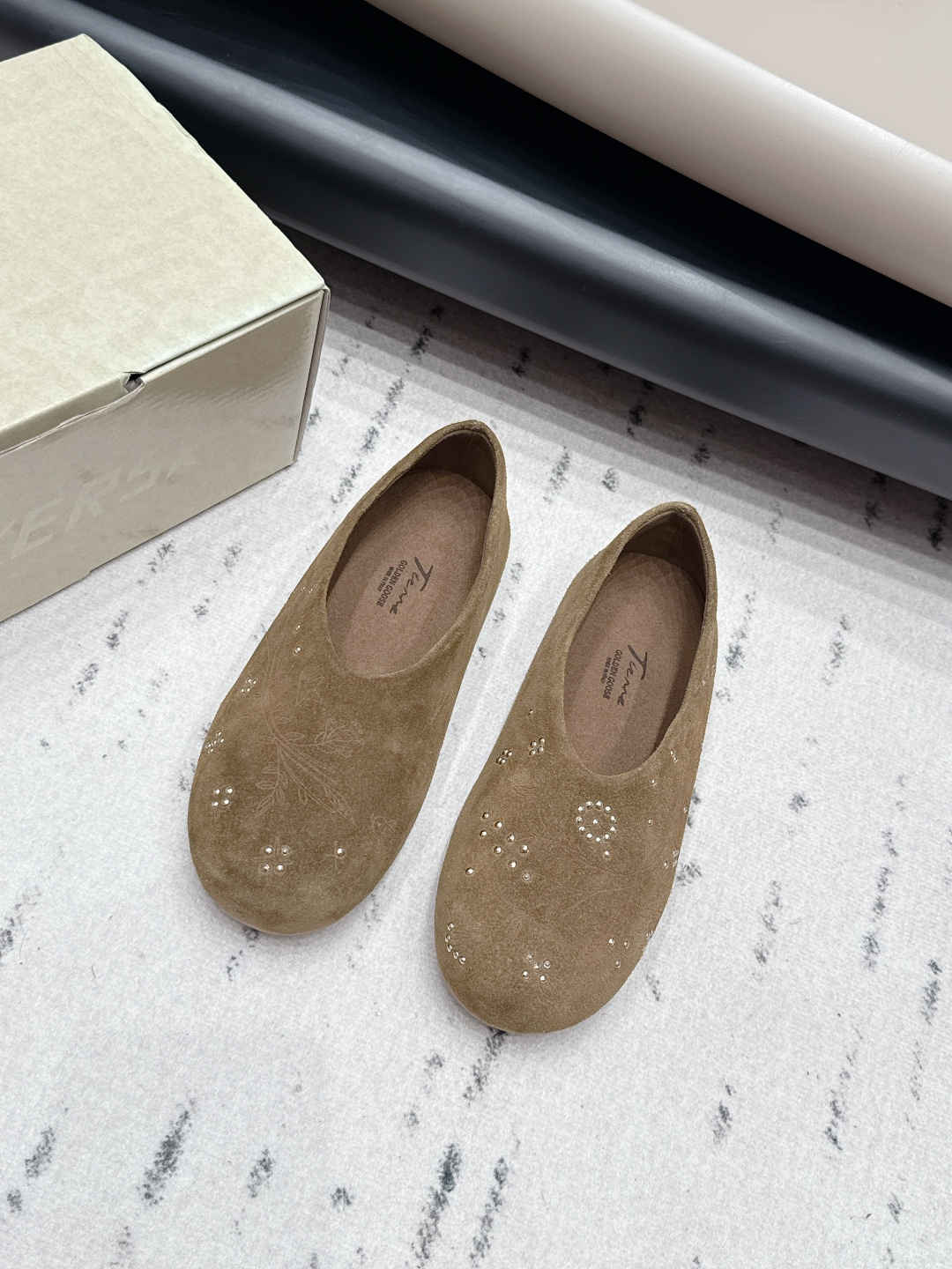 NO:899982,: Nailed model 'Exclusive top version' GGDB space star~26vs early autumn new shoe series... [Round-toe flat shoes] Breaking the traditional aesthetic, the dirty shoes have been demonstrated on celebrities' private servers. They are so versatile!  You no longer have to worry about washing your shoes!  Fabric: Original customized/cow nailing process Lining: Original customized sheepskin Foot pads: Original customized sheepskin Outsole: Original molded TPU outsole Packaging: Original full set of packaging Code number: 35-39 (40 customized) Color: Official website updated simultaneously, single shoes, sheepskin19860909: 打钉款《独家顶级版本》 GGDB space star~26vs早秋新款单鞋系列……【圆头平底单鞋】 打破传统审美,小脏鞋做到了明星私服上脚示范 就是这么百搭 ！再也不用担心洗鞋的问题啦！ 面料: 原版定制/牛猄打钉工艺 内里: 原版定制羊皮 垫脚: 原版定制羊皮 大底: 原版开模TPU大底 包装: 原版全套包装 码数: 35-39（40定制） 颜色:官网同步更新,单鞋,sheepskin,Women's Shoes