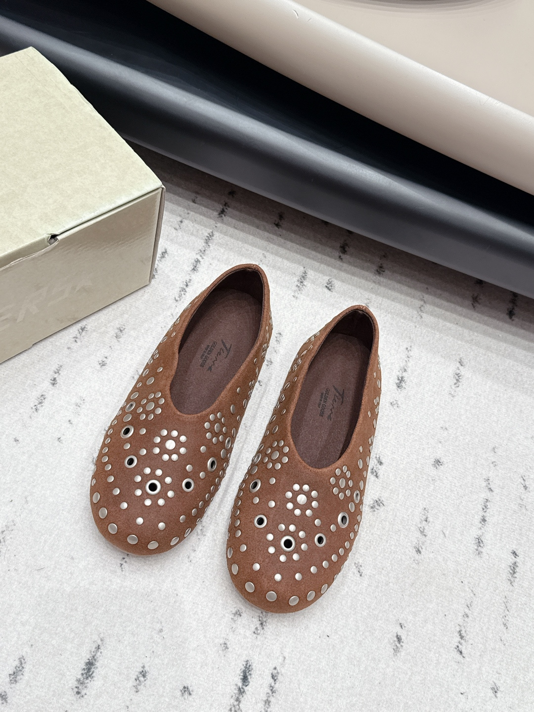 NO:899973,: Nailed model 'Exclusive top version' GGDB space star~26vs early autumn new shoe series... [Round-toe flat shoes] Breaking the traditional aesthetic, the dirty shoes have been demonstrated on celebrities' private servers. They are so versatile!  You no longer have to worry about washing your shoes!  Fabric: Original customized/cowhide nailing process Lining: Original customized sheepskin Foot pads: Original customized sheepskin Outsole: Original molded TPU outsole Packaging: Original full set of packaging Code number: 35-39 (40 customized) Color: Official website updated simultaneously, single shoes, cowhide, sheepskin19860909: 打钉款《独家顶级版本》 GGDB space star~26vs早秋新款单鞋系列……【圆头平底单鞋】 打破传统审美,小脏鞋做到了明星私服上脚示范 就是这么百搭 ！再也不用担心洗鞋的问题啦！ 面料: 原版定制/牛皮打钉工艺 内里: 原版定制羊皮 垫脚: 原版定制羊皮 大底: 原版开模TPU大底 包装: 原版全套包装 码数: 35-39（40定制） 颜色:官网同步更新,单鞋,cowhide,sheepskin,Women's Shoes