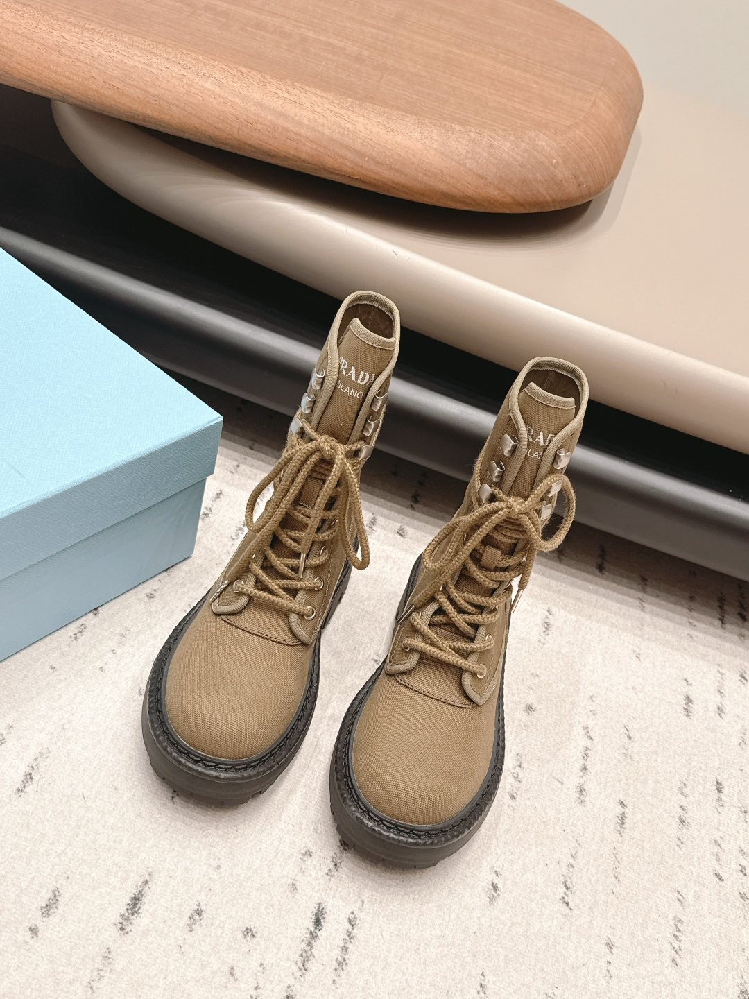 NO:900008,: 'Exclusive top version' PRAD*A2026 vs early autumn new boots series... [Round-toe strappy thick-soled short boots] The new arrival of this thick-soled shoe has a high export rate in European and American street photos. It is also very popular on Instagram. I adjusted the shoe last for a month to keep the smoothness of the overall line consistent with the original version. It is really attractive. I believe that women with taste will fall in love with it. The PRAD*A series will never disappoint, the goddess's weapon... Fabric:  Original customized/military canvas Lining: Original customized breathable fabric Foot: Original customized sheepskin Outsole: Original molded combination outsole Heel height: 5cm Size: 35-39 (40. Customized, non-returnable) Packaging: Original full set of packaging Color: Official website updated simultaneously, boots, prada, boots, sheepskin19860909: 《独家顶级版本》 PRAD*A2026vs早秋新款靴子系列……【圆头绑带厚底短靴】 新款上架这款厚底在欧美街拍中出境率超高,ins也是火了一把,调鞋楦都调了一个月整体线条流畅性保持跟原版一致,真的太有魅力了,我相信有品味的女人会看上它,PRAD*A系列一向不会令人失望,女神的利器…… 面料: 原版定制/军工帆布 内里: 原版定制透气织布 垫脚: 原版定制羊皮 大底: 原版开模组合大底 跟高: 5cm 码数: 35-39（40.定做不退换） 包装: 原版全套包装 颜色:官网同步更新,靴子,prada,boots,sheepskin,Women's Shoes