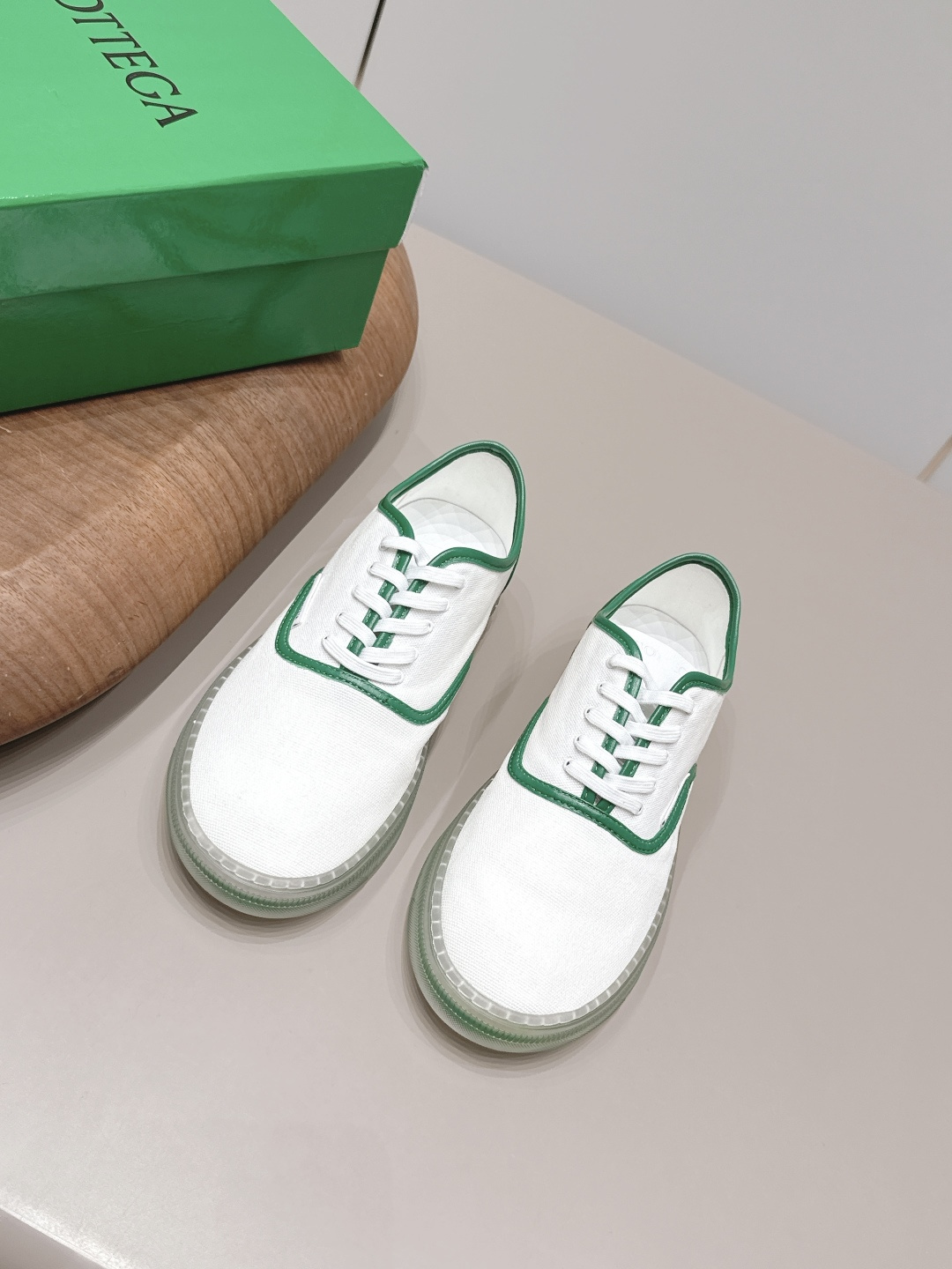 NO:899947,'Exclusive top version' for men and women 2026vs latest casual series in early autumn... BV's new Eliot is designed with retro basketball shoes as the inspiration, and the childlike colors rejuvenate! The same style for men and women, can be worn as a couple's shoes. The entire shoe is breathable and comfortable, with a sheepskin woven upper, light weight, and the upper joints are wrapped with soft and luxurious sheepskin inlays, which has more taste and attitude! Original custom-made fabrics/sheepskin/military canvas/color matching technology Original custom-made sheepskin lining  Original customized sheepskin for foot pads, original molded TPU molded bottom for outsole, size 35-44 (40-42 for women, 39.45 for men, customized), original full set of packaging, colors updated simultaneously on the official website, casual shoes/sports shoes, bottega veneta, sneakers, sheepskin19860909女男《独家顶级版本》  2026vs早秋最新休闲系列…… BV全新的 Eliot 以复古篮球鞋为设计灵感,童趣 的色彩焕发青春活力!男女同款,可以做情侣鞋穿着哦 整个鞋子透气舒适,羊皮编织鞋面,自重轻盈,鞋帮 拼接处以柔软奢华的羊皮镶嵌包裹,更具品味与态度喔! 面料原版定制/羊皮/军工帆布/拼色工艺 内里原版定制羊皮 垫脚原版定制羊皮 大底原版开模TPU成型底 码数35-44（女40-42.男39.45.定制） 包装原版全套包装 颜色官网同步更新,休闲鞋/运动鞋,bottega veneta,sneakers,sheepskin,Women's Shoes