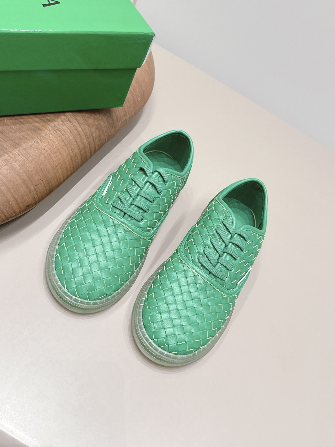 NO:900016,'Exclusive top version' for men and women 2026vs latest casual series in early autumn... BV's new Eliot is inspired by retro basketball shoes, and the childlike colors rejuvenate! The same style for men and women, it can be worn as a couple's shoes. The entire shoe is breathable and comfortable, with a sheepskin woven upper, light weight, and the upper joints are wrapped with soft and luxurious sheepskin inlays, which has more taste and attitude! Original fabric customization/sheepskin/weaving technology Original custom sheepskin lining Original custom sheepskin feet  Outsole Original open mold TPU molded bottom Size 35-44 (Female 40-42. Men 39.45. Customized) Original full set of packaging Color official website updated simultaneously, casual shoes/sports shoes, bottega veneta, sneakers, sheepskin19860909女男《独家顶级版本》  2026vs早秋最新休闲系列…… BV全新的 Eliot 以复古篮球鞋为设计灵感,童趣 的色彩焕发青春活力!男女同款,可以做情侣鞋穿着哦 整个鞋子透气舒适,羊皮编织鞋面,自重轻盈,鞋帮 拼接处以柔软奢华的羊皮镶嵌包裹,更具品味与态度喔! 面料原版定制/羊皮/编织工艺 内里原版定制羊皮 垫脚原版定制羊皮 大底原版开模TPU成型底 码数35-44（女40-42.男39.45.定制） 包装原版全套包装 颜色官网同步更新,休闲鞋/运动鞋,bottega veneta,sneakers,sheepskin,Women's Shoes