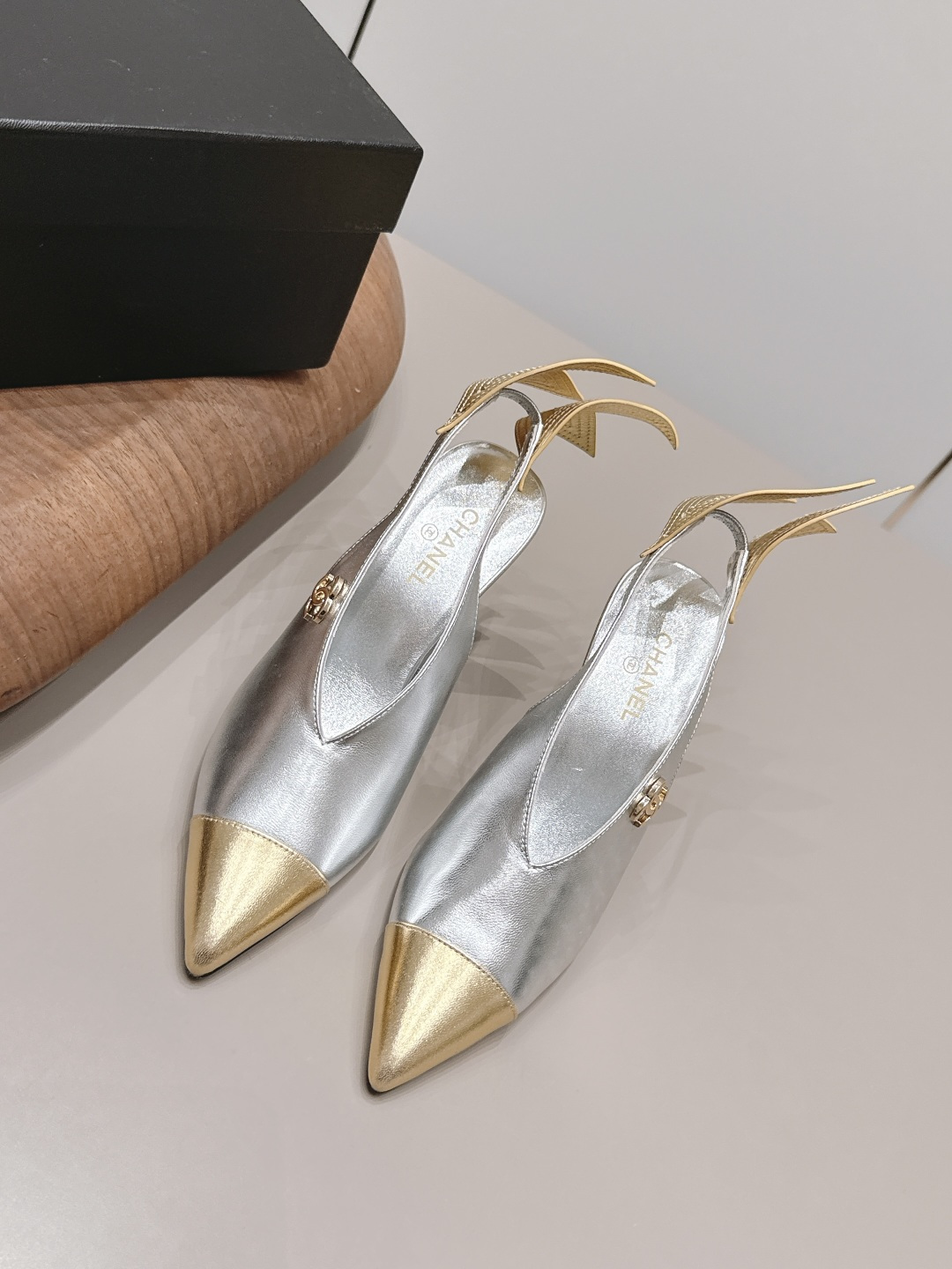 NO:899949,: 'Exclusive top version' CHANE* Xiaoxiang 26vs the latest fashion sandals series in the spring and summer counters... [Pointed toe color-blocked back empty sandals] Ms. Chanel loves simple and irresistible styles. The combination shows a unique dressing style, free mix and match to shine in place and follow the fashionable pace of Grandma Tongxiang!  !  !  The top-notch craftsmanship and texture are perfectly presented. No matter any details, you can compare them with the counters. You can enter and exit the counters at will with the best quality goods!  !  Fabric: Original customized/sheepskin/color matching Lining: Original customized sheepskin Foot pads: Original customized sheepskin Outsole: Original customized leather sole Heel height: 9.5cm Size: 35-39 (40.41. Customization is non-refundable) Packaging: Original full set of packaging Color: Official website updated simultaneously, sandals, chanel, chanel, sandals, sheepskin19860909: 《独家顶级版本》 CHANE*小香26vs春夏专柜最新时装凉鞋系列……【尖头拼色后空凉鞋】 香奈儿女士钟爱简约又难以抗拒系 搭配展现与众不同的穿搭风格、自由混搭闪耀到位跟紧香奶奶时尚步伐！！！ 顶级工艺质感完美呈现,无论任何细节均可对比专柜,最好级别的顶级货,随意进出专柜！！ 面料: 原版定制/羊皮/拼色 内里: 原版定制羊皮 垫脚: 原版定制羊皮 大底: 原版定制真皮底 跟高: 9.5cm 码数: 35-39（40.41.定制不退换） 包装: 原版全套包装 颜色:官网同步更新,凉鞋,chanel,chanel,sandals,sheepskin,Women's Shoes