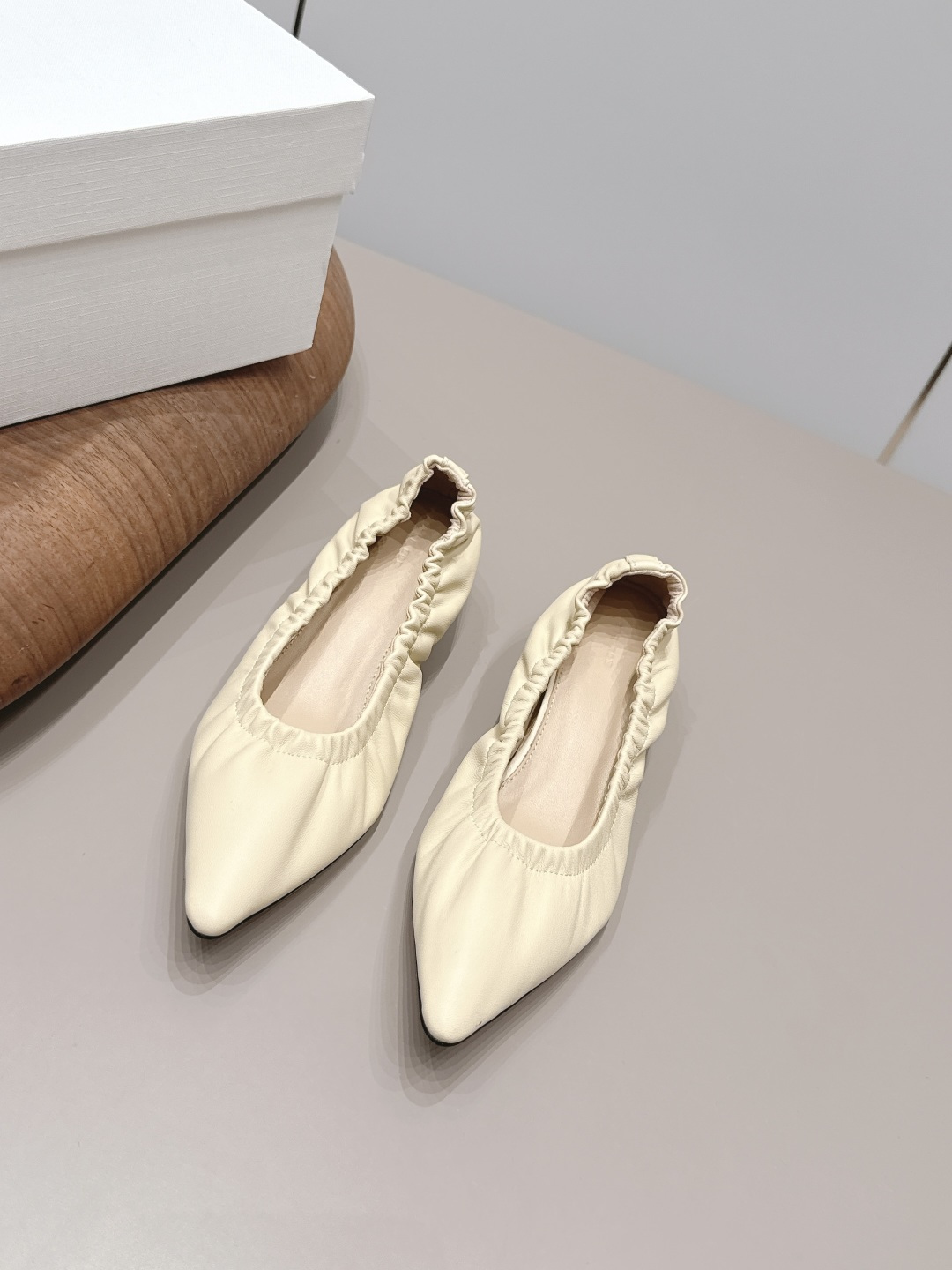 NO:899999,: 'Exclusive top version' THE ROW niche trendy brand 26 vs early spring new half-slipper series... [Pointed toe wrinkled shoes] The original version has better comfort and wrapping than the original version. It is full of personality and easy to match with various styles of clothes... Fabric: Original customized sheepskin Lining: Original customized sheepskin Foot pads: Original customized sheepskin Outsole: Original customized genuine leather sole Heel height: 3.5cm Packaging: Original full set of packaging, code number:  35-39 (40. Customization is non-returnable) Colors are updated simultaneously on the official website, single shoes, sheepskin19860909: 《独家顶级版本》 THE ROW小众潮牌26vs早春新款半拖单鞋系列……【尖头拉皱单鞋】 原版一比一打造舒适度、包裹性都比较好.个性十足,很好驾驭各种风格衣服搭配…… 面料: 原版定制羊皮 内里: 原版定制羊皮 垫脚: 原版定制羊皮 大底: 原版定制真皮底 跟高: 3.5cm 包装: 原版全套包装, 码数: 35-39（40.定制不退换） 颜色官网同步更新,单鞋,sheepskin,Women's Shoes