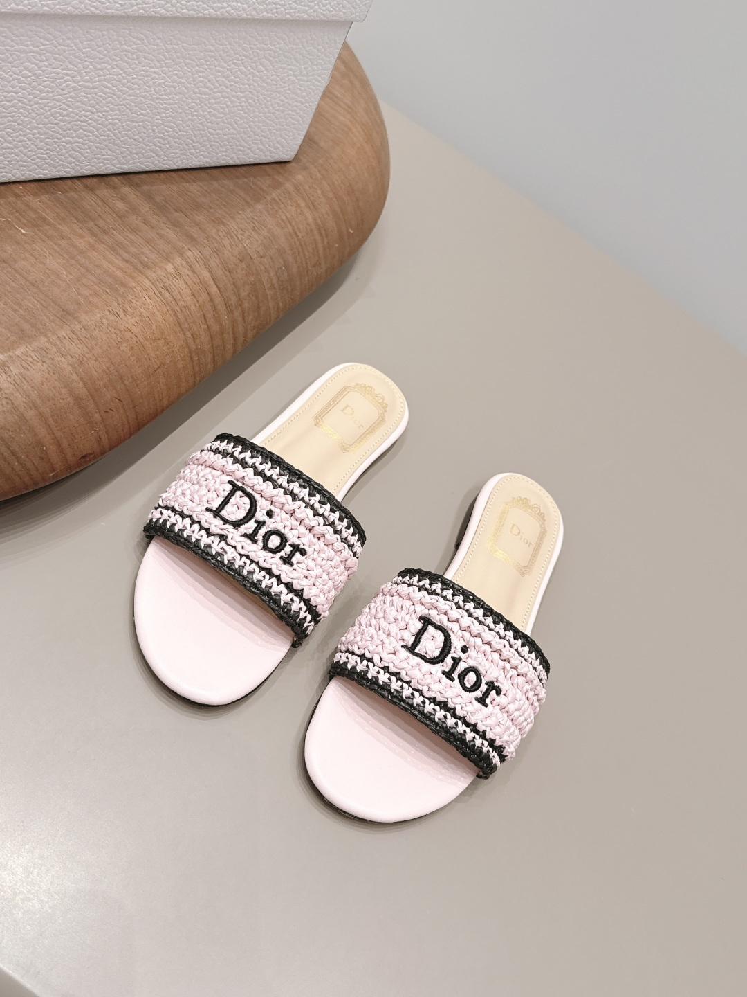 NO:899927,Flat bottom 'Exclusive top version' Dior Dior 26vs new spring and summer fashion sandals series... [Round-toe electric embroidered sandals] Simple and super versatile. Perfect and luxurious on the feet, can be matched with any spring and summer clothes. The foot feels even more comfortable!  The original material is perfectly reproduced. Original disassembly and molding... Fabric original customization/weaving/electric embroidery process Original custom sheepskin lining Original custom sheepskin outsole Original custom leather outsole Heel height 0.8cm Original full set of packaging Code number 35-39 (40.41. Customization is non-returnable) Color: Official website updated simultaneously, slippers, dior, dior, sandals, slippers, sheepskin, Leather soles19860909平底《独家顶级版本》  Dior迪奥26vs春夏新款时装凉鞋系列…【圆头电绣凉拖】 简约超级百搭. 上脚完美奢华,可任意搭配,春夏服饰. 脚感更是舒适！材质原版完美复刻. 原版拆解开模… 面料原版定制/编织/电绣工艺 内里原版定制羊皮 垫脚原版定制羊皮 大底原版定制真皮大底 跟高0.8cm 包装原版全套包装 码数35-39（40.41.定制不退换） 颜色:官网同步更新,拖鞋,dior,dior,sandals,slippers,sheepskin,Leather soles,Women's Shoes
