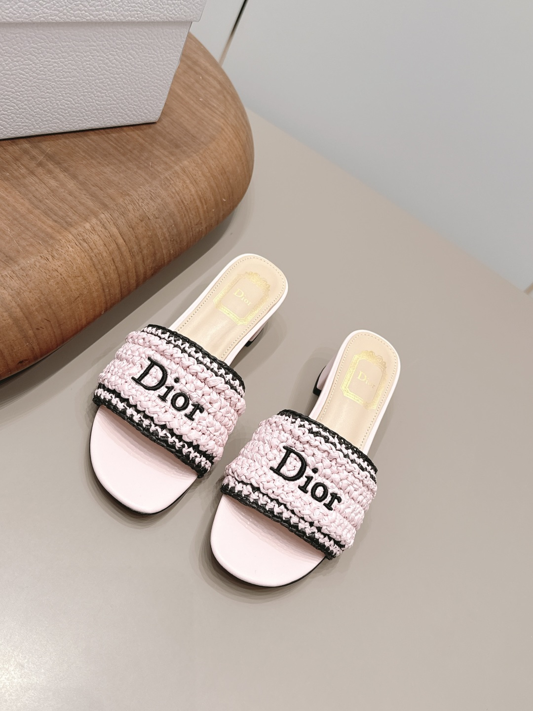 NO:899921,Mid-heel 'Exclusive top version' Dior Dior 26 vs spring and summer new fashion sandals series... [Round-toe electric embroidered sandals] Simple and super versatile. Perfect and luxurious on the feet, can be matched with any spring and summer clothes. The foot feels even more comfortable!  The original material is perfectly reproduced. Original disassembly and molding... Original fabric customization/weaving/electric embroidery process Original custom sheepskin lining Original custom sheepskin outsole Original custom leather outsole Heel height 4cm Original full set of packaging Code number 35-39 (40.41. Customization is non-returnable) Color: Official website updated simultaneously, slippers, dior, dior, sandals, slippers, sheepskin, Leather soles19860909中跟《独家顶级版本》  Dior迪奥26vs春夏新款时装凉鞋系列…【圆头电绣凉拖】 简约超级百搭. 上脚完美奢华,可任意搭配,春夏服饰. 脚感更是舒适！材质原版完美复刻. 原版拆解开模… 面料原版定制/编织/电绣工艺 内里原版定制羊皮 垫脚原版定制羊皮 大底原版定制真皮大底 跟高4cm 包装原版全套包装 码数35-39（40.41.定制不退换） 颜色:官网同步更新,拖鞋,dior,dior,sandals,slippers,sheepskin,Leather soles,Women's Shoes