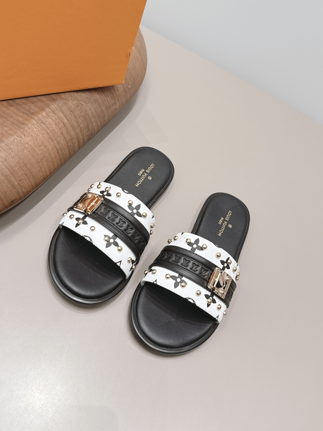 NO:899940,: 'Exclusive top version' LV donkey brand 2026 vs spring and summer Paris purchase latest popular sandals series... [Round-toe flat sandals] Original buckle molding, with original logo, super dazzling. It looks high-end and classy at first glance, making you stand out - MATERIAL Material - Fabric: Original customization/sheepskin/old pattern/nailing process Lining: original customization sheepskin Foot: original customization sheepskin Outsole:  Original customized leather outsole Heel height: 1.0cm Packaging: Original full set of packaging Number of yards: 35-39 (40.41.42.43. Customization is not returnable) Color: Official website updated simultaneously, slippers, louis vuitton, sandals, slippers, sheepskin, Leather soles19860909: 《独家顶级版本》 LV驴牌2026vs春夏夏巴黎代购最新爆款凉鞋系列……【圆头平底凉拖】 原版扣开模 附带原版logo 超级炫美 一眼看上去就高端大气上档次,让你齁的柱所以主场 - MATERIAL 材质 - 面料: 原版定制/羊皮/老花料/打钉工艺 内里: 原版定制羊皮 垫脚: 原版定制羊皮 大底: 原版定制真皮大底 跟高: 1.0cm 包装: 原版全套包装 码数: 35-39（40.41.42.43.定制不退换） 颜色:官网同步更新,拖鞋,louis vuitton,sandals,slippers,sheepskin,Leather soles,Women's Shoes