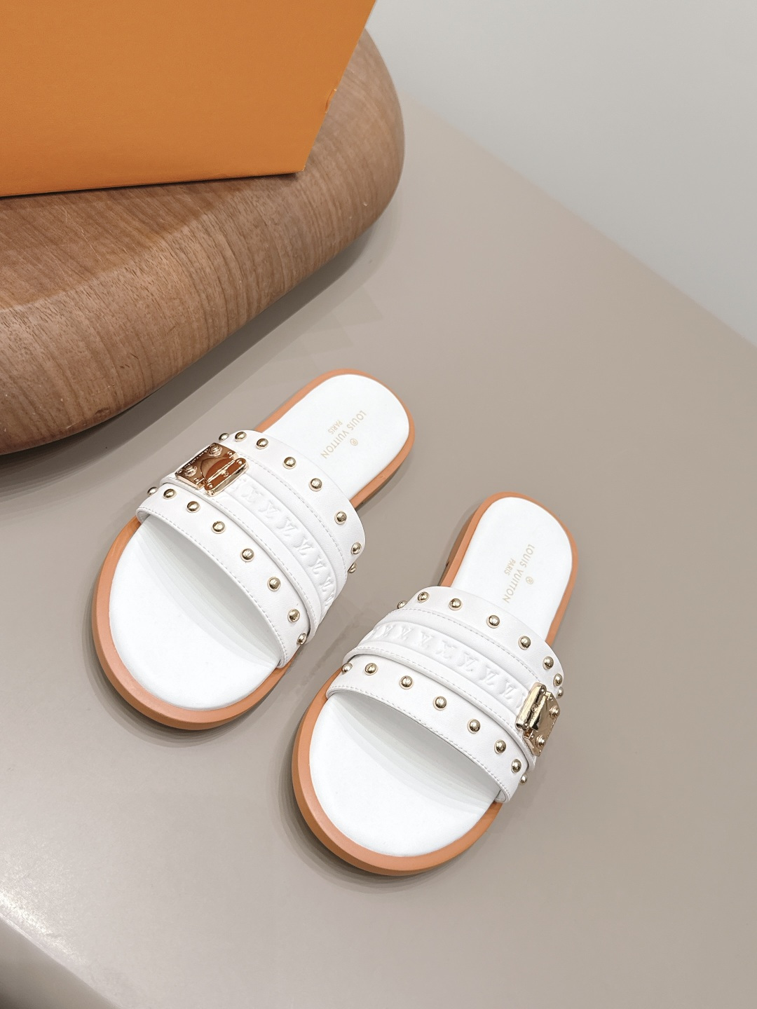 NO:899934,: 'Exclusive top version' LV donkey brand 2026 vs spring and summer Paris purchasing latest popular sandals series... [Round-toe flat sandals] Original buckle molding Comes with original logo Super dazzling At first glance, it looks high-end and classy, making you stand out - MATERIAL Material - Fabric: Original customized sheepskin/nailing process Lining: Original customized sheepskin Foot: Original customized sheepskin Outsole: Original customized leather outsole  Heel height: 1.0cm Packaging: Original full set of packaging Number of yards: 35-39 (40.41.42.43. Customization is not returnable) Color: Official website updated simultaneously, slippers, louis vuitton, sandals, slippers, sheepskin, Leather soles19860909: 《独家顶级版本》 LV驴牌2026vs春夏夏巴黎代购最新爆款凉鞋系列……【圆头平底凉拖】 原版扣开模 附带原版logo 超级炫美 一眼看上去就高端大气上档次,让你齁的柱所以主场 - MATERIAL 材质 - 面料: 原版定制羊皮/打钉工艺 内里: 原版定制羊皮 垫脚: 原版定制羊皮 大底: 原版定制真皮大底 跟高: 1.0cm 包装: 原版全套包装 码数: 35-39（40.41.42.43.定制不退换） 颜色:官网同步更新,拖鞋,louis vuitton,sandals,slippers,sheepskin,Leather soles,Women's Shoes