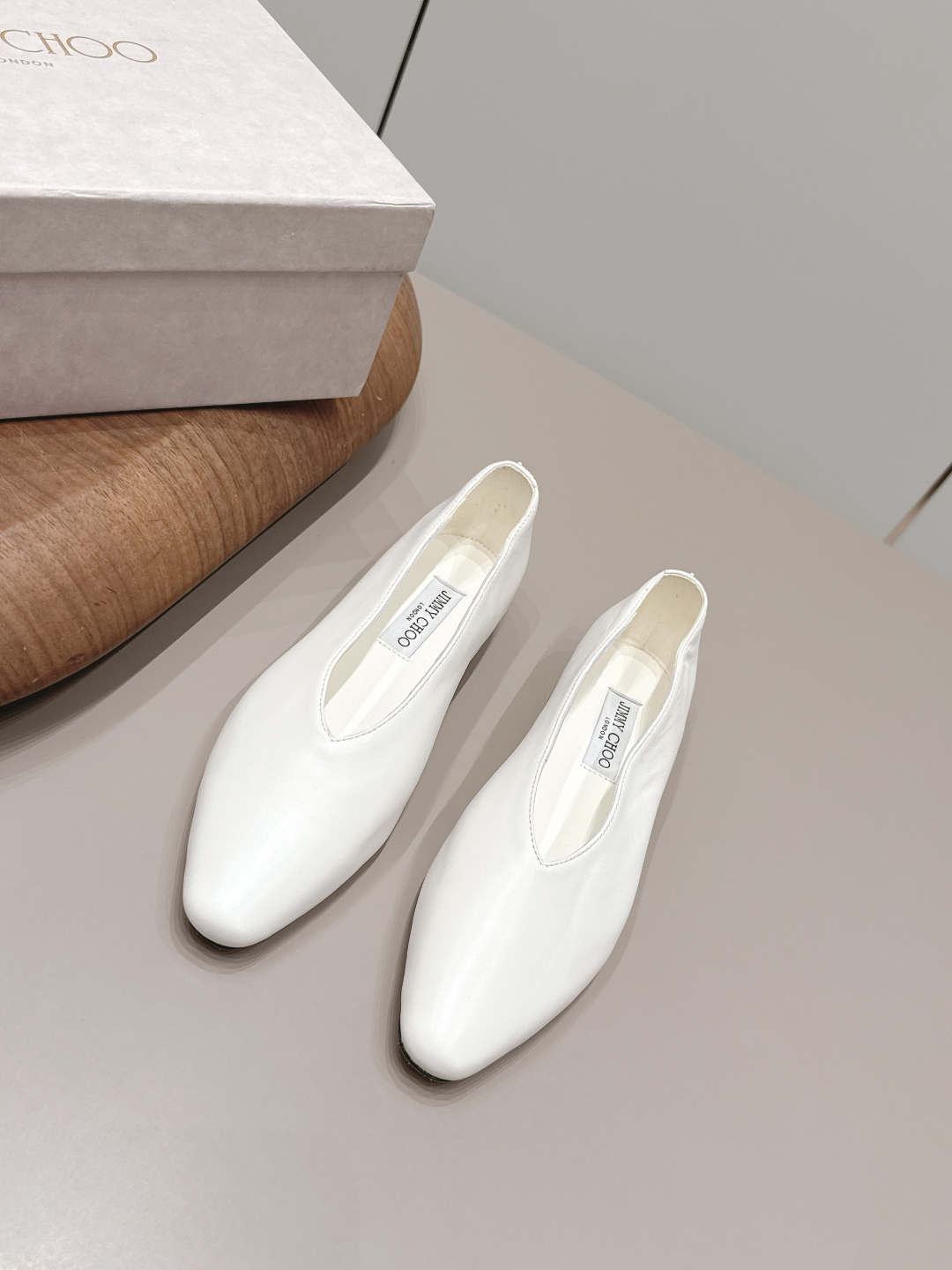 NO:899904,'Exclusive top version' JIMMY CHOO-26vs early autumn fashion new shoe series...[Pointed round toe flat shoes] The original top replica, super high quality, fashionable and classy~ The exclusive first release of the new product, which will definitely make you unique. The overall line is super smooth, stretches the leg shape, the upper foot comfort is super good, the very creative design sense, the presentation is particularly high... The fabric is original custom-made/sheepskin, the lining is original custom-made sheepskin, the outsole is the original custom-made leather outsole, the heel is 1.0cm  Original full set of packaging, code number 35-39 (40.41.42. Customized, non-refundable), official color updates, single shoes, jimmy choo, sheepskin, Leather soles19860909《独家顶级版本》 JIMMY CHOO-26vs早秋时装新款单鞋系列…【尖圆头平底单鞋】 原版顶级复刻,超高品质奉上时髦有范～ 新品独家首发,绝对让你独一无二 整体线条流畅感超强,拉伸腿型,上脚舒适度超级好,非常有创意的设计感,呈现特别高级…… 面料原版定制/羊皮 内里原版定制羊皮 大底原版定制真皮大底 鞋跟1.0cm 包装原版全套包装 码数35-39（40.41.42.定制不退换） 颜色官方同步更新,单鞋,jimmy choo,sheepskin,Leather soles,Women's Shoes