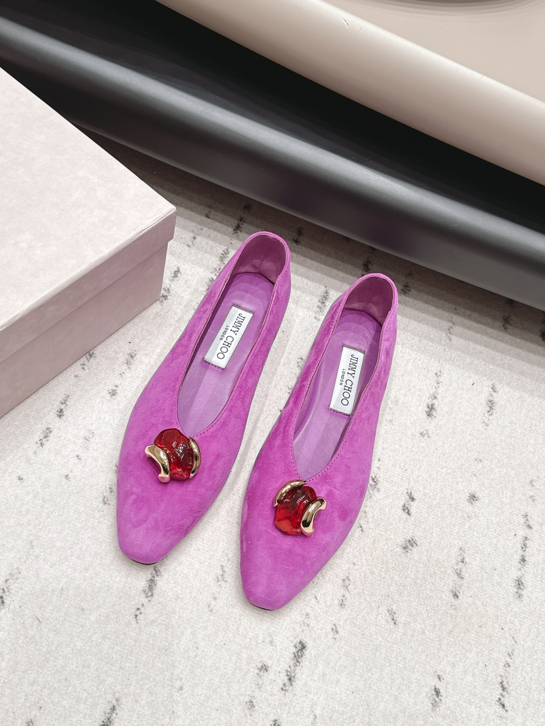 NO:899898,'Exclusive top version' JIMMY CHOO-26vs early autumn fashion new shoe series... [Pointed round toe flat shoes] The original top replica, super high quality, fashionable and classy~ The exclusive first release of the new product, which will definitely make you unique. The overall line is super smooth, stretches the leg shape, the upper foot comfort is super good, the very creative design sense, the presentation is particularly high... The fabric is original customization/cashmere, the lining is original custom sheepskin, the outsole is the original custom leather outsole, the heel is 1.0cm  Original full set of packaging, code number 35-39 (40.41.42. Customized, non-refundable), official color updates, single shoes, jimmy choo, sheepskin, Leather soles19860909《独家顶级版本》 JIMMY CHOO-26vs早秋时装新款单鞋系列…【尖圆头平底单鞋】 原版顶级复刻,超高品质奉上时髦有范～ 新品独家首发,绝对让你独一无二 整体线条流畅感超强,拉伸腿型,上脚舒适度超级好,非常有创意的设计感,呈现特别高级…… 面料原版定制/羊绒 内里原版定制羊皮 大底原版定制真皮大底 鞋跟1.0cm 包装原版全套包装 码数35-39（40.41.42.定制不退换） 颜色官方同步更新,单鞋,jimmy choo,sheepskin,Leather soles,Women's Shoes