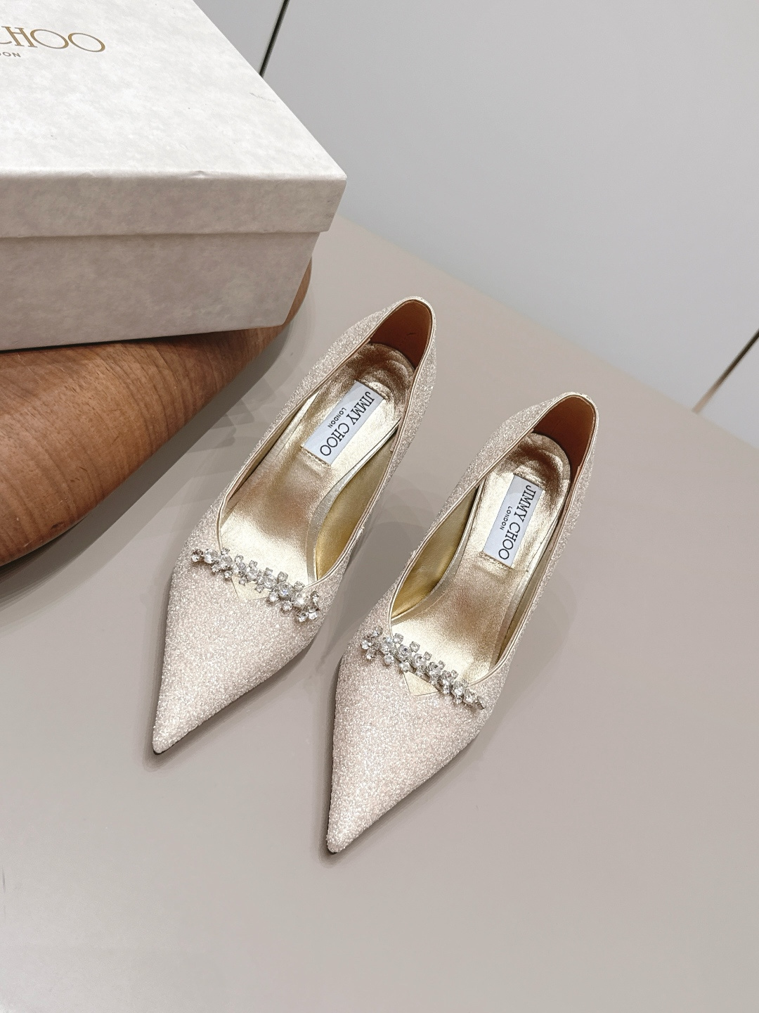 NO:899891,'Exclusive top version' JIMMY CHOO-26vs early autumn fashion new shoe series... [Pointed toe high-heeled shoes] The original top-level replica, super high quality, fashionable and classy~ The exclusive first release of the new product, which will definitely make you unique. The overall line is super smooth, stretches the leg shape, the upper foot comfort is super good, the very creative design sense, the presentation is particularly high-end... Original custom-made fabrics/Gret/Diamond chain crafts Original custom-made sheepskin lining Outsole Original custom-made leather outsole  Heel 9cm, original full package, code number 35-39 (40.41.42. Customized, non-refundable), official colors updated simultaneously, high heels single shoes, jimmy choo, high heels, sheepskin, Leather soles19860909《独家顶级版本》 JIMMY CHOO-26vs早秋时装新款单鞋系列…【尖头高跟单鞋】 原版顶级复刻,超高品质奉上时髦有范～ 新品独家首发,绝对让你独一无二 整体线条流畅感超强,拉伸腿型,上脚舒适度超级好,非常有创意的设计感,呈现特别高级…… 面料原版定制/格雷特/钻链工艺 内里原版定制羊皮 大底原版定制真皮大底 鞋跟9cm 包装原版全套包装 码数35-39（40.41.42.定制不退换） 颜色官方同步更新,高跟鞋单鞋,jimmy choo,high heels,sheepskin,Leather soles,Women's Shoes
