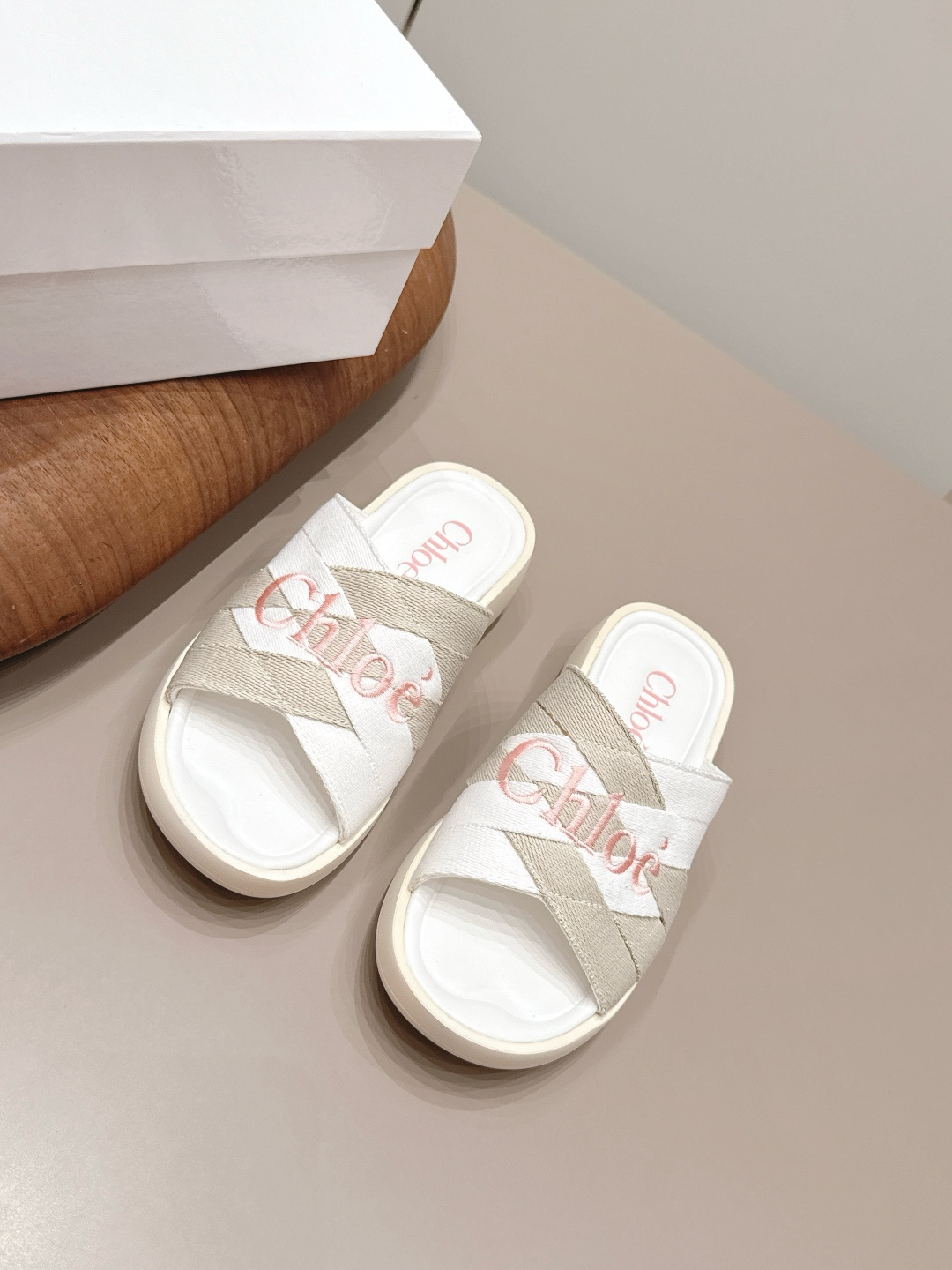 NO:899925,: 'Exclusive top version' ChIoe Chloe 2026 vs the latest spring and summer casual sandals series... [Round-toe thick-soled sandals] Original soles, all hand-threaded, all positions are just right, Internet celebrity hot style, top leisure vacation series. Big celebrities and Internet celebrities unanimously pursue this style, and it is even out of stock. It is hard to find. An indispensable single item slippers in midsummer, very attractive and fashionable sports style on the feet, show your elegance, lightness, slimming, and white feet in your way...  Fabric: Original customized webbing/electro-embroidered logo Lining: Original customized sheepskin Foot pads: Original customized sheepskin Outsole: Original open mold foaming sole Packaging: Original full set of packaging Number of yards: 35-39 (40. Customized, non-returnable) Color: Official website updated simultaneously, slippers, sandals, slippers, sheepskin19860909: 《独家顶级版本》 ChIoe克洛伊2026vs春夏最新休闲凉鞋系列……【圆头厚底凉鞋】  原版鞋底,全手工穿线,所有的位置刚刚好 ,网红爆款,顶级休闲度假系列 大咖网红一致追求此款,更是断货一度难求 盛夏不可缺少的单品拖鞋,上脚极具吸引时髦运动风尚,以你的方式彰显你的优雅、轻便、显瘦、显脚白… 面料: 原版定制织带/电绣logo 内里: 原版定制羊皮 垫脚: 原版定制羊皮 大底: 原版开模发泡成型底 包装: 原版全套包装 码数: 35-39（40.定制不退换） 颜色:官网同步更新,拖鞋,sandals,slippers,sheepskin,Women's Shoes