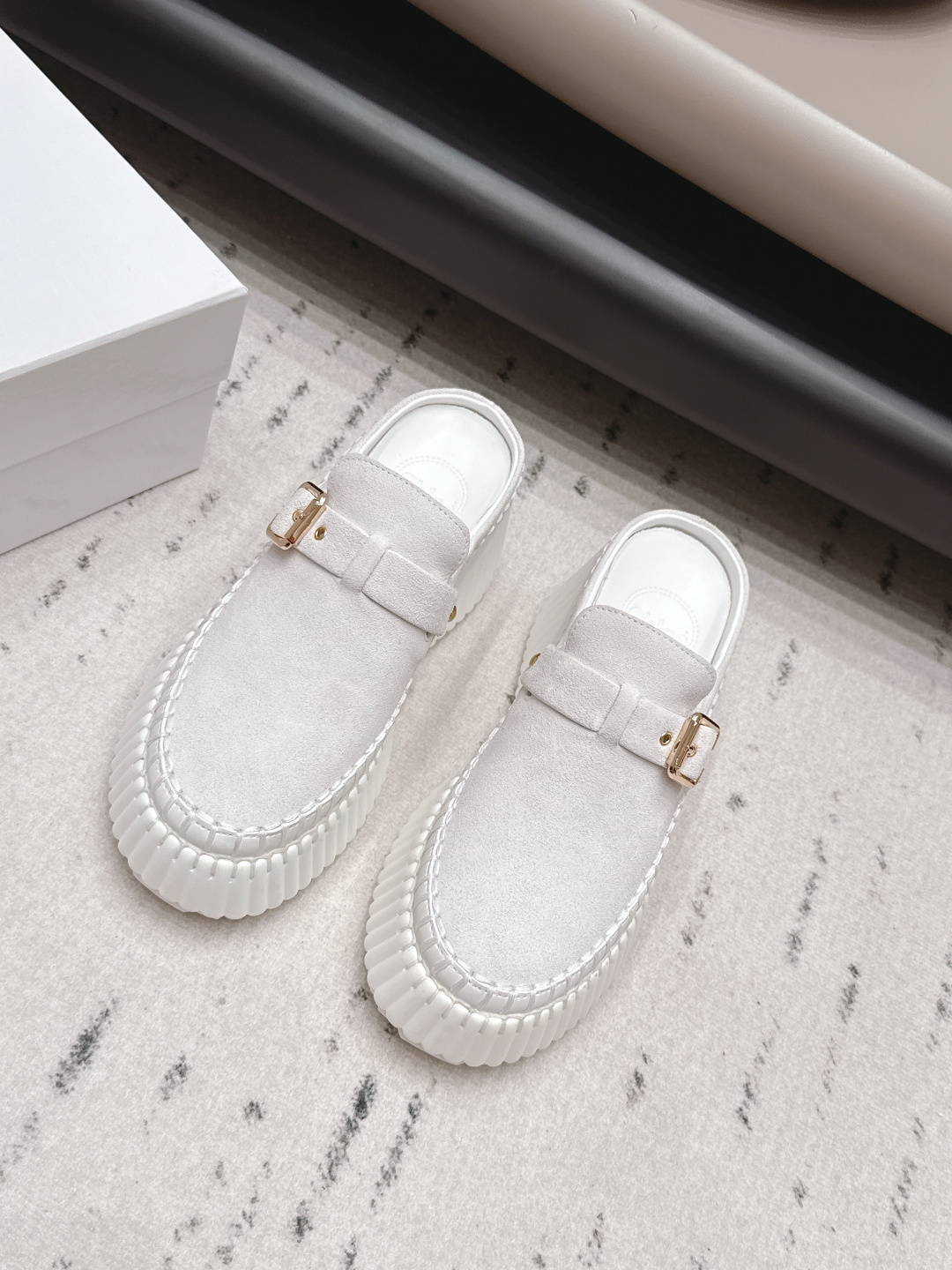 NO:899936,: 'Exclusive top version' ChIoe Chloe 2026 vs early autumn latest casual popular series... [Round-toe thick-soled semi-slip casual shoes] Original soles, all hand-threaded, all positions are just right, Internet celebrity hot model, top leisure vacation series. Big names and Internet celebrities unanimously pursue this style, and it is even out of stock. It is hard to find. An indispensable single item slippers in midsummer, very attractive and fashionable sports style on the feet, show your elegance, lightness, slimming, and white feet in your way...  Fabric: Original customized/cow lining: Original customized sheepskin Foot: Original customized sheepskin Outsole: Original molded foam bottom Packing: Original full set of packaging Code number: 35-39 (40.41. Customization is non-refundable) Color: Official website updated simultaneously, half drag, slippers, sheepskin19860909: 《独家顶级版本》 ChIoe克洛伊2026vs早秋最新休闲爆款系列……【圆头厚底半拖休闲鞋】  原版鞋底,全手工穿线,所有的位置刚刚好 ,网红爆款,顶级休闲度假系列 大咖网红一致追求此款,更是断货一度难求 盛夏不可缺少的单品拖鞋,上脚极具吸引时髦运动风尚,以你的方式彰显你的优雅、轻便、显瘦、显脚白… 面料:原版定制/牛猄 内里:原版定制羊皮 垫脚:原版定制羊皮 大底:原版开模发泡成型底 包装:原版全套包装 码数:35-39（40.41.定制不退换） 颜色:官网同步更新,半拖,slippers,sheepskin,Women's Shoes