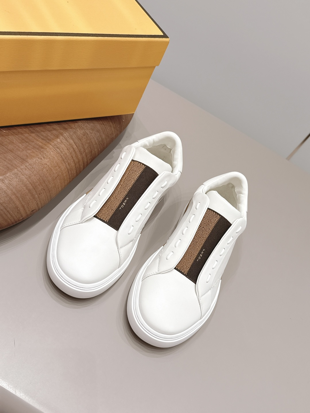 NO:899930,: Men's 'Exclusive Top Version' F*endi Fendi 2026 vs Early Autumn Men's Casual Hot Series... [Men's Round Toe Casual Shoes] FD match original purchase, one-to-one reproduction, designer Kim Jones's first sneaker fendi match and Donkey Brand Trainer basketball sneakers, fresh blood injected with FF retro design, super good-looking and versatile, the upper is made of cowhide and cowhide splicing combination, and the double F logo on the side is raised in the cowhide lining  It is super soft on the feet, light and comfortable to wear with a sweatshirt. It is recommended to have one pair in each hand. Fabric: Original customized cowhide. Lining: Original customized cowhide. Foot pads: Original customized cowhide. Outsole: Original open-molded TPU molded sole. Packaging: Original full set of packaging. Code number: 40-44 (customized at 39.45.46.) Color: official website updated simultaneously, casual shoes/sports shoes, fendi, louis.  vuitton,sneakers,hoodie,sweatshirts,cowhide19860909: 男款《独家顶级版本》  F*endi芬*迪2026vs早秋男士休闲爆款系列…【男士圆头休闲鞋】 FD match 原版购入 一比一复刻 设计师Kim Jones打造的首款运动鞋fendi match 和驴牌的Trainer篮球运动鞋,新鲜血液注入加FF复古的设计 超好看百搭,鞋面采用牛皮和牛猄拼接组合,侧面凸起的双F logo牛皮内里 上脚超级柔软 ,轻便,舒适搭配卫衣,建议一手一双 面料: 原版定制牛皮 内里: 原版定制牛皮 垫脚: 原版定制牛皮 大底: 原版开模TPU成型底 包装: 原版全套包装 码数: 40-44（39.45.46.定制） 颜色:官网同步更新,休闲鞋/运动鞋,fendi,louis vuitton,sneakers,hoodie,sweatshirts,cowhide,Women's Shoes