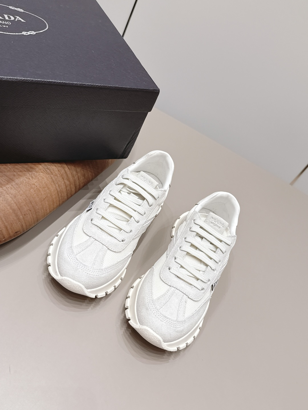NO:899881,: Men and women 'Exclusive top version' PRAD-A Pra*da 2026 vs new casual shoes series... [Thick-soled casual shoes for couples] Original 1:1 customization, this year's most fashionable British-style retro casual shoes with color matching straps, worn by many Internet celebrities, this shoe, cowhide color matching, injection molded letter luogo craftsmanship, very popular this year, can be worn for both leisure and sports... Fabric: Original customization/Niuqi/Technology Network Inner: Original customized sheepskin Foot pads:  Original customized sheepskin outsole: original molded TPU molded sole Size: 35-44 (female 41. male 45. Customization is not returnable) Packaging: original full set of packaging Color: official website updated simultaneously, casual shoes/sports shoes, prada, prada, sneakers, cowhide, sheepskin19860909: 女男《独家顶级版本》  PRAD-A普拉*达2026vs新款休闲鞋系列……【情侣厚底休闲鞋】 原版1:1定制,今年最潮的拼色绑带英伦风复古休闲鞋,众多网红上脚,这款鞋,牛皮拼色,注塑字母luogo工艺,今年非常爆,穿上休闲运动两不失误…… 面料: 原版定制/牛猄/科技网 内里: 原版定制羊皮 垫脚: 原版定制羊皮 大底: 原版开模TPU成型底 码数: 35-44（女41.男45.定制不退换） 包装:原版全套包装 颜色:官网同步更新,休闲鞋/运动鞋,prada,prada,sneakers,cowhide,sheepskin,Women's Shoes