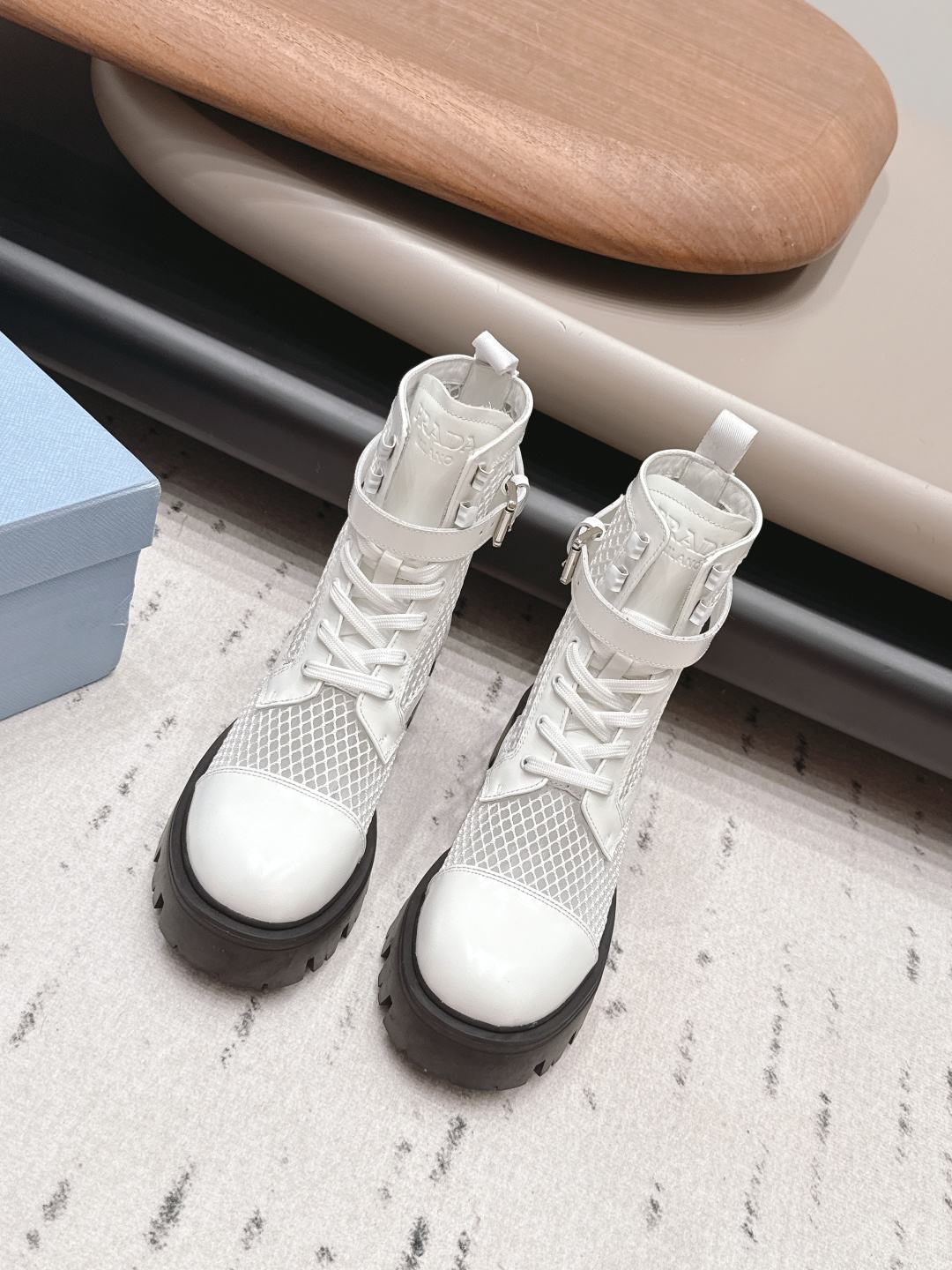 NO:899915,: Bag model 'Exclusive top version' PRAD*A2026 vs early autumn new boots series... [Round-toe mesh thick-soled short boots] The new arrival of this thick-soled shoe has a high export rate in European and American street photos. It is also very popular on Instagram. I have adjusted the shoe last for a month to keep the smoothness of the overall line consistent with the original version. It is really attractive. I believe women with taste will fall in love with it. The PRAD*A series has never disappointed, a weapon for goddesses... Fabric:  Original customized/open edge beads/breathable mesh Lining: original customized sheepskin Foot pads: original customized sheepskin Outsole: original open-molded TPU molded sole Heel height: 5cm Size: 35-39 (40.41. Customized non-returnable) Packaging: Original full set of packaging Color: official website updated simultaneously, boots, prada, boots, sheepskin19860909: 包包款《独家顶级版本》 PRAD*A2026vs早秋新款靴子系列……【圆头网拼厚底短靴】 新款上架这款厚底在欧美街拍中出境率超高,ins也是火了一把,调鞋楦都调了一个月整体线条流畅性保持跟原版一致,真的太有魅力了,我相信有品味的女人会看上它,PRAD*A系列一向不会令人失望,女神的利器…… 面料: 原版定制/开边珠/透气网 内里: 原版定制羊皮 垫脚: 原版定制羊皮 大底: 原版开模TPU成型底 跟高: 5cm 码数: 35-39（40.41.定做不退换） 包装: 原版全套包装 颜色:官网同步更新,靴子,prada,boots,sheepskin,Women's Shoes