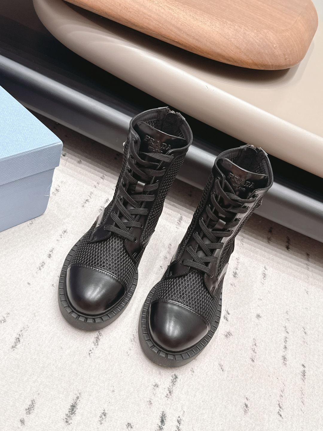 NO:899908,: 'Exclusive top version' PRAD*A2026 vs early autumn new boots series... [Round-toe mesh thick-soled short boots] The new arrival of this thick-soled shoe has a high export rate in European and American street photos. It is also popular on Instagram. I adjusted the shoe last for a month to keep the smoothness of the overall line consistent with the original version. It is really attractive. I believe women with taste will fall in love with it. The PRAD*A series will never disappoint, the goddess's weapon... Fabric:  Original customized/open edge beads/breathable mesh Lining: original customized sheepskin Foot pads: original customized sheepskin Outsole: original open-molded TPU molded sole Heel height: 5cm Size: 35-39 (40.41. Customized non-returnable) Packaging: Original full set of packaging Color: official website updated simultaneously, boots, prada, boots, sheepskin19860909: 《独家顶级版本》 PRAD*A2026vs早秋新款靴子系列……【圆头网拼厚底短靴】 新款上架这款厚底在欧美街拍中出境率超高,ins也是火了一把,调鞋楦都调了一个月整体线条流畅性保持跟原版一致,真的太有魅力了,我相信有品味的女人会看上它,PRAD*A系列一向不会令人失望,女神的利器…… 面料: 原版定制/开边珠/透气网 内里: 原版定制羊皮 垫脚: 原版定制羊皮 大底: 原版开模TPU成型底 跟高: 5cm 码数: 35-39（40.41.定做不退换） 包装: 原版全套包装 颜色:官网同步更新,靴子,prada,boots,sheepskin,Women's Shoes