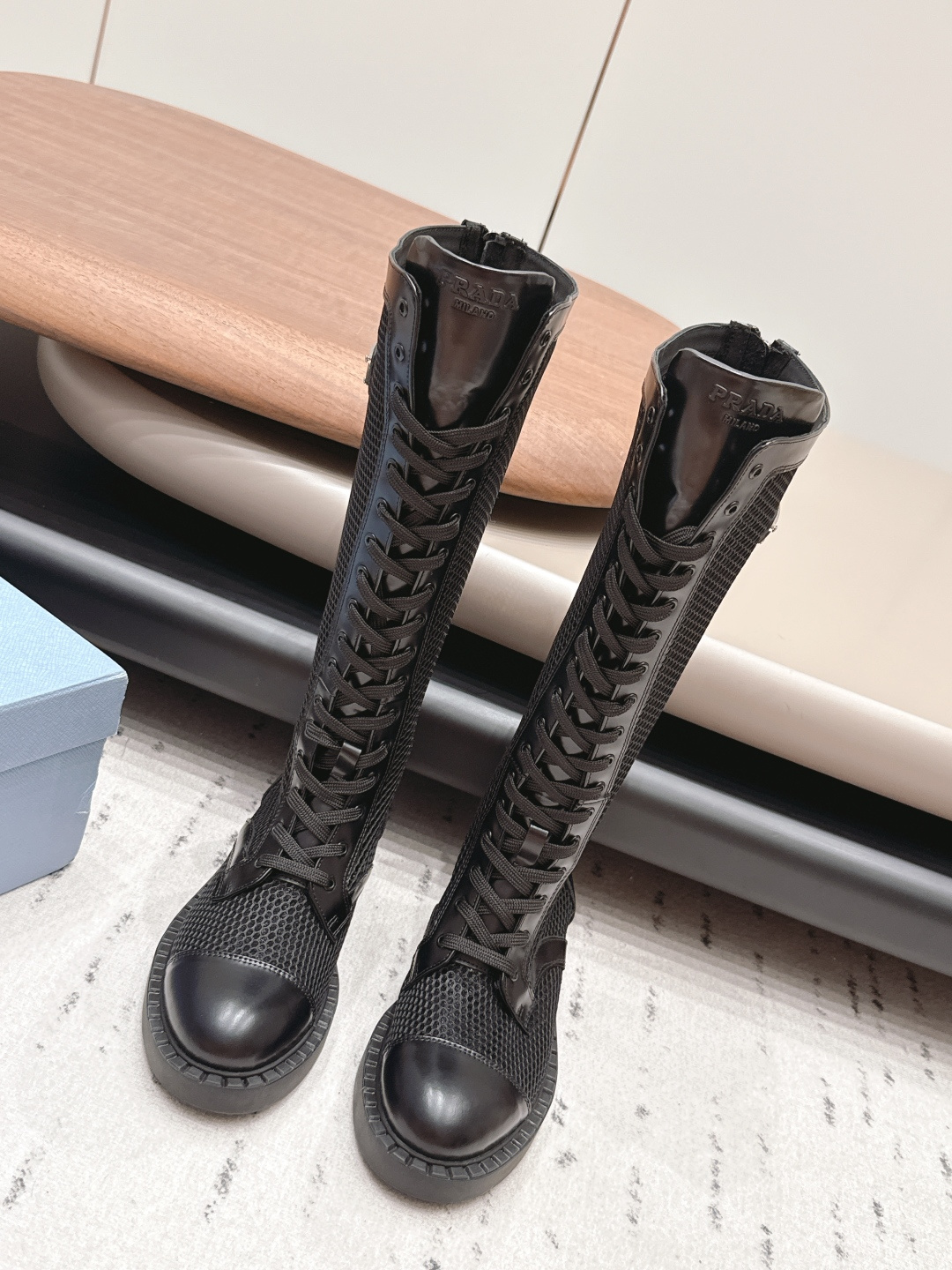 NO:899901,: 'Exclusive top version' PRAD*A2026 vs early autumn new boots series... [Round-toe mesh thick-soled high boots] Newly launched, this thick-soled one has a high export rate in European and American street photography. It is also very popular on Instagram. I adjusted the shoe last for a month to keep the smoothness of the overall line consistent with the original version. It is really attractive. I believe women with taste will fall in love with it. The PRAD*A series will never disappoint, the goddess's weapon... Fabric:  Original customized/open edge beads/breathable mesh Lining: original customized sheepskin Foot pads: original customized sheepskin Outsole: original open-molded TPU molded sole Heel height: 5cm Size: 35-39 (40.41. Customized non-returnable) Packaging: Original full set of packaging Color: official website updated simultaneously, boots, prada, boots, sheepskin19860909: 《独家顶级版本》 PRAD*A2026vs早秋新款靴子系列……【圆头网拼厚底高靴】 新款上架这款厚底在欧美街拍中出境率超高,ins也是火了一把,调鞋楦都调了一个月整体线条流畅性保持跟原版一致,真的太有魅力了,我相信有品味的女人会看上它,PRAD*A系列一向不会令人失望,女神的利器…… 面料: 原版定制/开边珠/透气网 内里: 原版定制羊皮 垫脚: 原版定制羊皮 大底: 原版开模TPU成型底 跟高: 5cm 码数: 35-39（40.41.定做不退换） 包装: 原版全套包装 颜色:官网同步更新,靴子,prada,boots,sheepskin,Women's Shoes