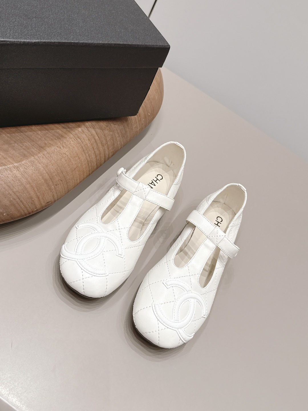 NO:899824,: 'Exclusive top version' CHANE* Xiaoxiang 26vs the latest fashion shoe series in the spring and summer counter... [Round-toe horizontal strap color-blocked shoes] Ms. Chanel loves simple and irresistible styles. The combination shows a unique dressing style, free mix and match to shine in place, and follow the fashionable pace of Grandma Xiang!  !  !  The top-notch craftsmanship and texture are perfectly presented. No matter any details, you can compare them with the counters. You can enter and exit the counters at will with the best quality products!  !  Fabric: Original customized sheepskin/color matching process Lining: Original customized sheepskin Foot pads: Original customized sheepskin Outsole: Original customized leather sole Heel height: 1.0cm Size: 35-39 (40.41. Customization is non-returnable) Packaging: Original full set of packaging Color: Official website updated simultaneously, single shoes, chanel, chanel, sheepskin19860909: 《独家顶级版本》 CHANE*小香26vs春夏专柜最新时装单鞋系列……【圆头横带拼色单鞋】 香奈儿女士钟爱简约又难以抗拒系 搭配展现与众不同的穿搭风格、自由混搭闪耀到位跟紧香奶奶时尚步伐！！！ 顶级工艺质感完美呈现,无论任何细节均可对比专柜,最好级别的顶级货,随意进出专柜！！ 面料: 原版定制羊皮/拼色工艺 内里: 原版定制羊皮 垫脚: 原版定制羊皮 大底: 原版定制真皮底 跟高: 1.0cm 码数: 35-39（40.41.定制不退换） 包装: 原版全套包装 颜色:官网同步更新,单鞋,chanel,chanel,sheepskin,Women's Shoes