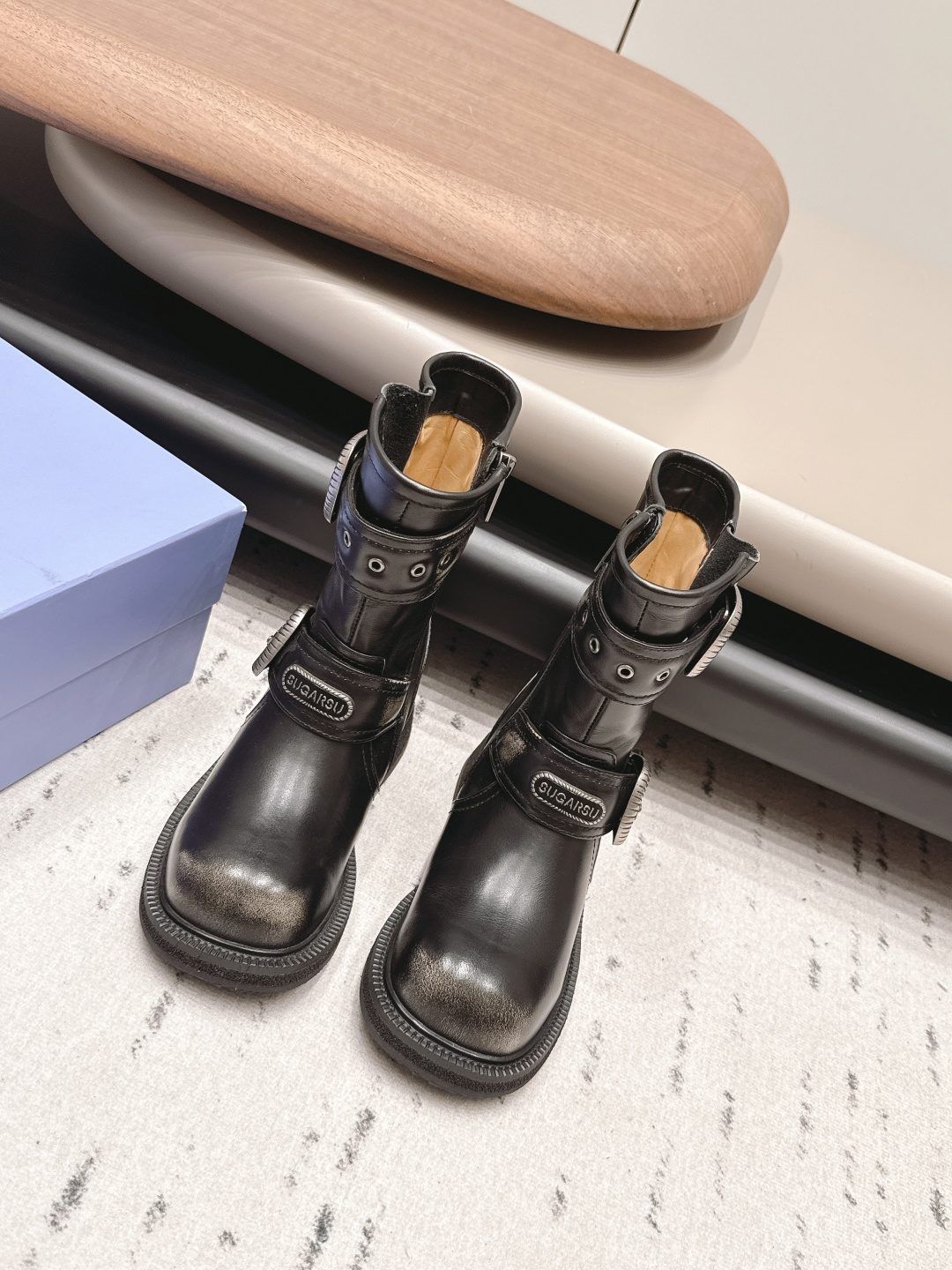 NO:899874,: 'Exclusive top version' SUGARSU ~ 2026 vs early autumn new boots series... [Round-toe mid-step boots] Newly launched, this thick sole has a high export rate in European and American street photos. It is also popular on Instagram. I adjusted the shoe last for a month to keep the smoothness of the overall line consistent with the original version. It is really attractive. I believe women with taste will fall in love with it. The SUGARSU series will never disappoint, the goddess's weapon... Fabric:  Original customized sassafras cowhide Lining: Original customized sheepskin Foot pads: Original customized sheepskin Outsole: Original molded combination outsole Heel height: 4cm Size: 35-39 (40. Customized, non-refundable) Packaging: Original full set of packaging Color: Official website updated simultaneously, boots, boots, cowhide, sheepskin19860909: 《独家顶级版本》 SUGARSU～2026vs早秋新款靴子系列……【圆头一脚蹬中靴】 新款上架这款厚底在欧美街拍中出境率超高,ins也是火了一把,调鞋楦都调了一个月整体线条流畅性保持跟原版一致,真的太有魅力了,我相信有品味的女人会看上它,SUGARSU系列一向不会令人失望,女神的利器…… 面料: 原版定制檫色牛皮 内里: 原版定制羊皮 垫脚: 原版定制羊皮 大底: 原版开模组合大底 跟高: 4cm 码数: 35-39（40.定做不退换） 包装: 原版全套包装 颜色:官网同步更新,靴子,boots,cowhide,sheepskin,Women's Shoes