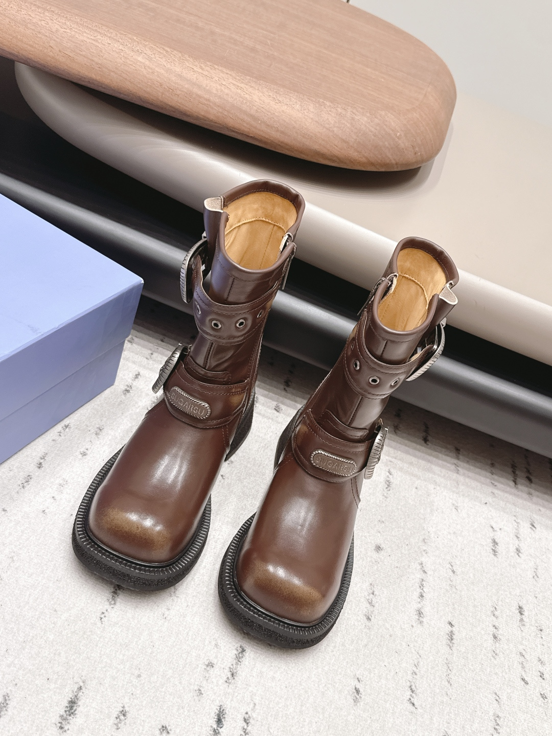 NO:899803,: 'Exclusive top version' SUGARSU ~ 2026 vs spring and summer new boots series... [Round-toe mid-step boots] Newly launched, this thick sole has a high export rate in European and American street photos. It is also very popular on Instagram. I adjusted the shoe last for a month to keep the smoothness of the overall line consistent with the original version. It is really attractive. I believe women with taste will fall in love with it. The SUGARSU series will never disappoint, a weapon for the goddess... Fabric:  Original customized sassafras cowhide Lining: Original customized sheepskin Foot pads: Original customized sheepskin Outsole: Original molded combination outsole Heel height: 4cm Size: 35-39 (40. Customized, non-refundable) Packaging: Original full set of packaging Color: Official website updated simultaneously, boots, boots, cowhide, sheepskin19860909: 《独家顶级版本》 SUGARSU～2026vs春夏新款靴子系列……【圆头一脚蹬中靴】 新款上架这款厚底在欧美街拍中出境率超高,ins也是火了一把,调鞋楦都调了一个月整体线条流畅性保持跟原版一致,真的太有魅力了,我相信有品味的女人会看上它,SUGARSU系列一向不会令人失望,女神的利器…… 面料: 原版定制檫色牛皮 内里: 原版定制羊皮 垫脚: 原版定制羊皮 大底: 原版开模组合大底 跟高: 4cm 码数: 35-39（40.定做不退换） 包装: 原版全套包装 颜色:官网同步更新,靴子,boots,cowhide,sheepskin,Women's Shoes