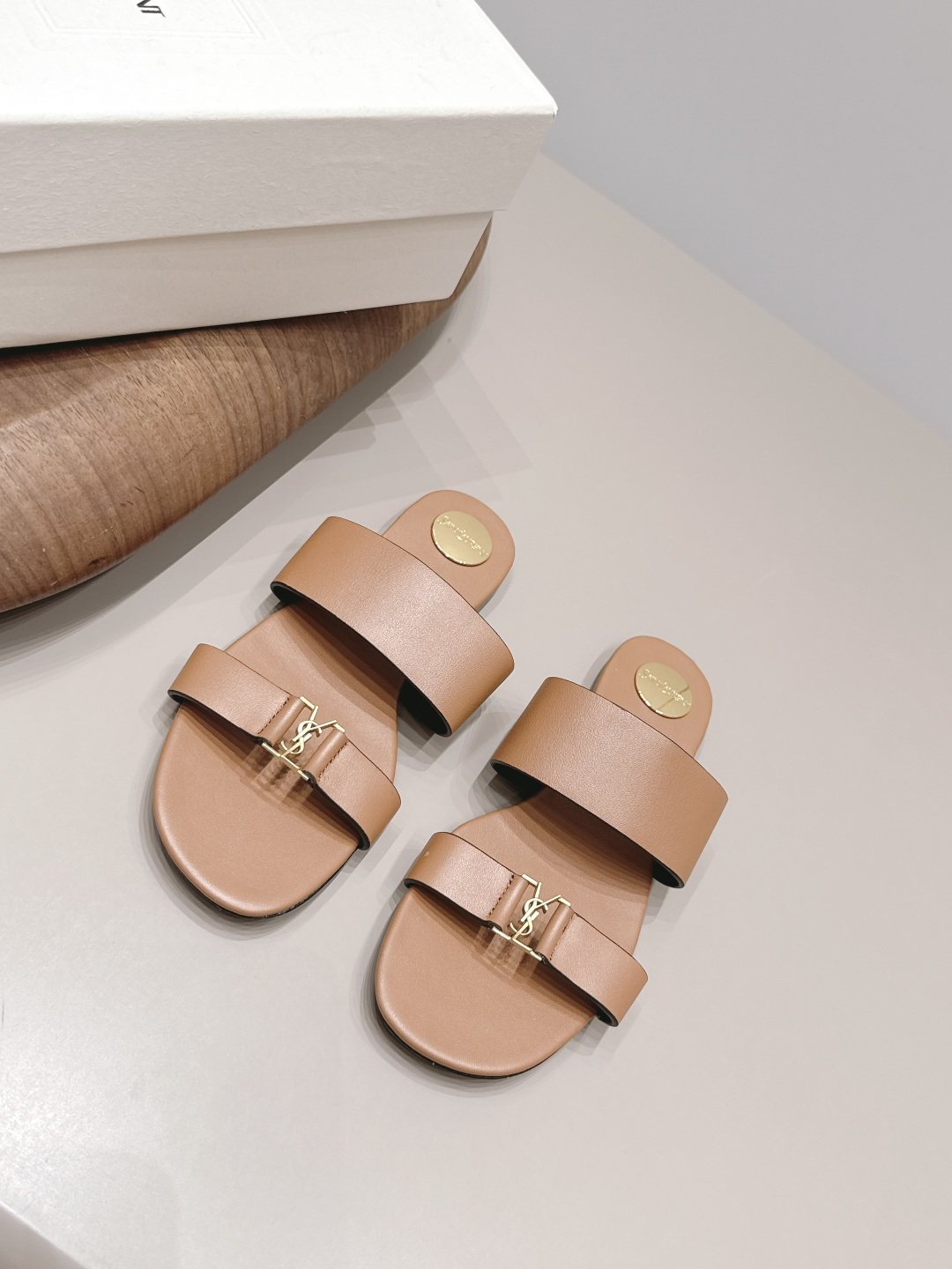 NO:899773,: 'Exclusive top version' SAIN*T LAUREN*T Saint Laurent 2026/vs spring and summer new fashion shoes series!  [Round-toe flat sandals] This pair of high-heeled sandals is definitely a dark horse. They are very good-looking and are popular among Internet celebrity bloggers. They are especially popular among goddesses, especially this square-toe series. It is simply addictive. It is super beautiful~ It is super dazzling in any light. It is really sparkling and attractive. The toe adopts the original one-to-one customized round toe, showing the golden classic of the Yves Saint Laurent brand. Go material. Fabric original custom sheepskin/oil edge craftsmanship. Original custom sheepskin lining.  Original custom-made sheepskin for foot pads, original custom-made leather outsole, heel height 1.0cm, size 35-39 (40.41.42. customized), original full set of packaging, colors updated simultaneously on the official website, split-toe shoes, slippers, saint laurent, saint laurent, sandals, slippers, sheepskin, Leather soles19860909: 《独家顶级版本》 SAIN*T LAUREN*T圣罗*兰2026/vs春夏新品时装单鞋系列！【圆头平底凉鞋】  这双高跟凉拖绝对是黑马选手 颜值超高 网红博主火爆追捧 特让女神们心动 特别是这种方头系列 简直是中毒的节奏 超美～ 随便一个光线都超级亮眼 真是闪闪惹人爱上鞋头采用原版一比一定制圆头,展现出圣罗兰品牌的金典  Go 材质 面料原版定制羊皮/油边工艺 内里原版定制羊皮 垫脚原版定制羊皮 鞋底原版定制真皮大底 跟高1.0cm 码数35-39（40.41.42.定制） 包装原版全套包装 颜色官网同步更新,分趾鞋拖鞋,saint laurent,saint laurent,sandals,slippers,sheepskin,Leather soles,Women's Shoes