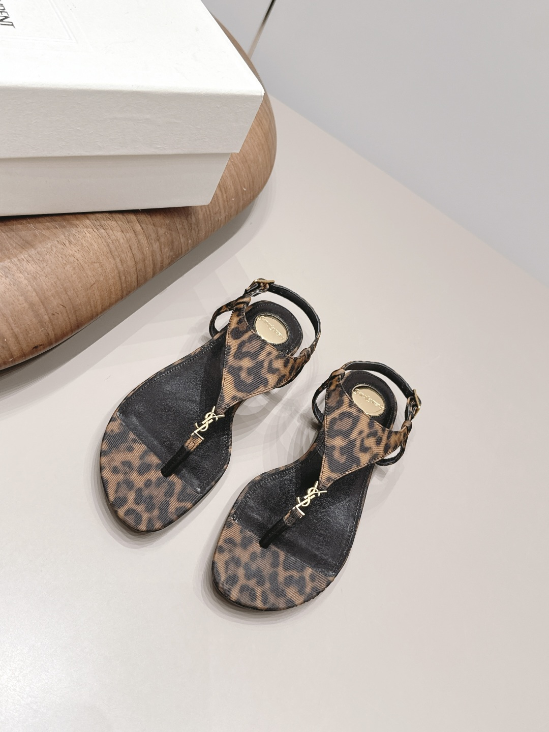 NO:899787,: 'Exclusive top version' SAIN*T LAUREN*T Saint Laurent 2026/vs spring and summer new fashion shoes series!  [Round-toe thong flat sandals] This pair of high-heeled sandals is definitely a dark horse. They are very good-looking and are popular among Internet celebrity bloggers. They are especially popular among goddesses, especially this square-toe series. It is simply addictive. It is super beautiful~ It is super bright in any light. It is really sparkling and attractive. I fall in love with the toe. It adopts the original one-to-one customized round toe, showing the golden code of the Yves Saint Laurent brand. Go material. Fabric. Original custom weaving/printing process. Original custom sheepskin lining.  Original custom-made sheepskin for foot pads, original custom-made leather outsole, heel height 1.0cm, size 35-39 (40.41.42. customized), original full set of packaging, colors updated simultaneously on the official website, split-toe shoes, slippers, saint laurent, saint laurent, sandals, slippers, sheepskin, Leather soles19860909: 《独家顶级版本》 SAIN*T LAUREN*T圣罗*兰2026/vs春夏新品时装单鞋系列！【圆头夹趾平底凉鞋】  这双高跟凉拖绝对是黑马选手 颜值超高 网红博主火爆追捧 特让女神们心动 特别是这种方头系列 简直是中毒的节奏 超美～ 随便一个光线都超级亮眼 真是闪闪惹人爱上鞋头采用原版一比一定制圆头,展现出圣罗兰品牌的金典  Go 材质 面料原版定制织布/打印工艺 内里原版定制羊皮 垫脚原版定制羊皮 鞋底原版定制真皮大底 跟高1.0cm 码数35-39（40.41.42.定制） 包装原版全套包装 颜色官网同步更新,分趾鞋拖鞋,saint laurent,saint laurent,sandals,slippers,sheepskin,Leather soles,Women's Shoes
