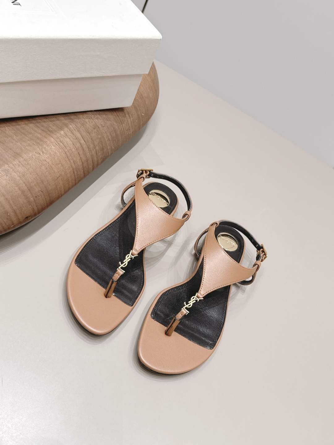 NO:899780,: 'Exclusive top version' SAIN*T LAUREN*T Saint Laurent 2026/vs spring and summer new fashion shoes series!  [Round-toe thong flat sandals] This pair of high-heeled sandals is definitely a dark horse. They are very good-looking and are popular among Internet celebrity bloggers. They are especially popular among goddesses, especially this square-toe series. It is simply addictive. It is super beautiful~ It is super dazzling in any light. It is really sparkling and attractive. The toe adopts the original one-to-one customized round toe, showing the golden code of the Yves Saint Laurent brand. Go Material. Fabric: Original customized sheepskin. Lining: original customized sheepskin. Feet: original customized sheepskin.  Original custom-made leather outsole. Heel height 1.0cm. Size 35-39 (customized on 40.41.42.) Original full package. Colors are updated simultaneously on the official website. Split-toe shoes and slippers, saint laurent, saint laurent, sandals, slippers, sheepskin, Leather soles19860909: 《独家顶级版本》 SAIN*T LAUREN*T圣罗*兰2026/vs春夏新品时装单鞋系列！【圆头夹趾平底凉鞋】  这双高跟凉拖绝对是黑马选手 颜值超高 网红博主火爆追捧 特让女神们心动 特别是这种方头系列 简直是中毒的节奏 超美～ 随便一个光线都超级亮眼 真是闪闪惹人爱上鞋头采用原版一比一定制圆头,展现出圣罗兰品牌的金典  Go 材质 面料原版定制羊皮 内里原版定制羊皮 垫脚原版定制羊皮 鞋底原版定制真皮大底 跟高1.0cm 码数35-39（40.41.42.定制） 包装原版全套包装 颜色官网同步更新,分趾鞋拖鞋,saint laurent,saint laurent,sandals,slippers,sheepskin,Leather soles,Women's Shoes