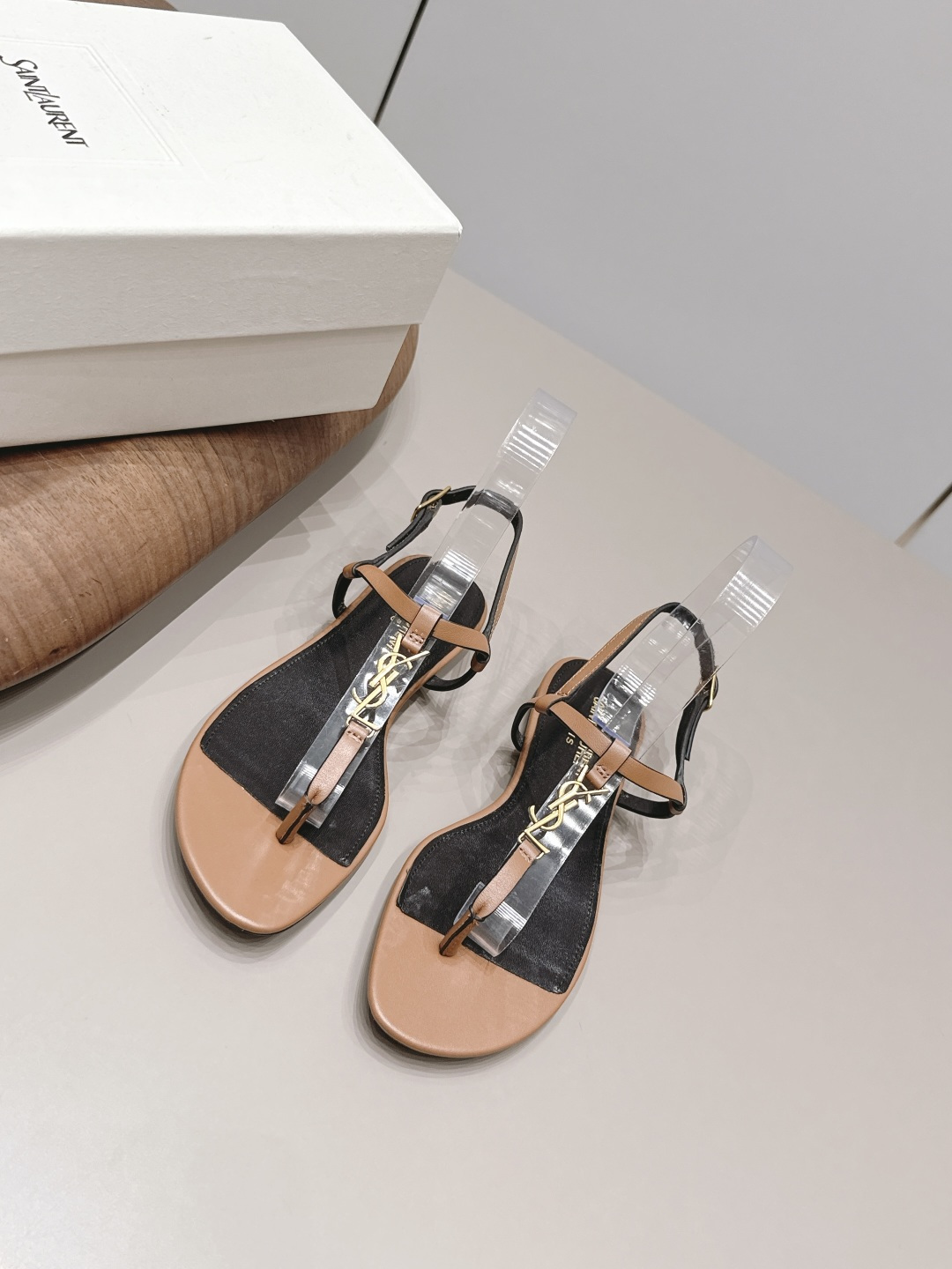 NO:899808,: 'Exclusive top version' SAIN*T LAUREN*T Saint Laurent 2026/vs spring and summer new fashion shoes series!  [Round-toe thong flat sandals] This pair of high-heeled sandals is definitely a dark horse. They are very good-looking and are popular among Internet celebrity bloggers. They are especially popular among goddesses, especially this square-toe series. It is simply addictive. It is super beautiful~ It is super dazzling in any light. It is really sparkling and attractive. The toe adopts the original one-to-one customized round toe, showing the golden code of the Yves Saint Laurent brand. Go Material. Fabric: Original customized sheepskin. Lining: original customized sheepskin. Feet: original customized sheepskin.  Original custom-made leather outsole. Heel height 1.0cm. Size 35-39 (customized on 40.41.42.) Original full package. Colors are updated simultaneously on the official website. Split-toe shoes and slippers, saint laurent, saint laurent, sandals, slippers, sheepskin, Leather soles19860909: 《独家顶级版本》 SAIN*T LAUREN*T圣罗*兰2026/vs春夏新品时装单鞋系列！【圆头夹趾平底凉鞋】  这双高跟凉拖绝对是黑马选手 颜值超高 网红博主火爆追捧 特让女神们心动 特别是这种方头系列 简直是中毒的节奏 超美～ 随便一个光线都超级亮眼 真是闪闪惹人爱上鞋头采用原版一比一定制圆头,展现出圣罗兰品牌的金典  Go 材质 面料原版定制羊皮 内里原版定制羊皮 垫脚原版定制羊皮 鞋底原版定制真皮大底 跟高1.0cm 码数35-39（40.41.42.定制） 包装原版全套包装 颜色官网同步更新,分趾鞋拖鞋,saint laurent,saint laurent,sandals,slippers,sheepskin,Leather soles,Women's Shoes
