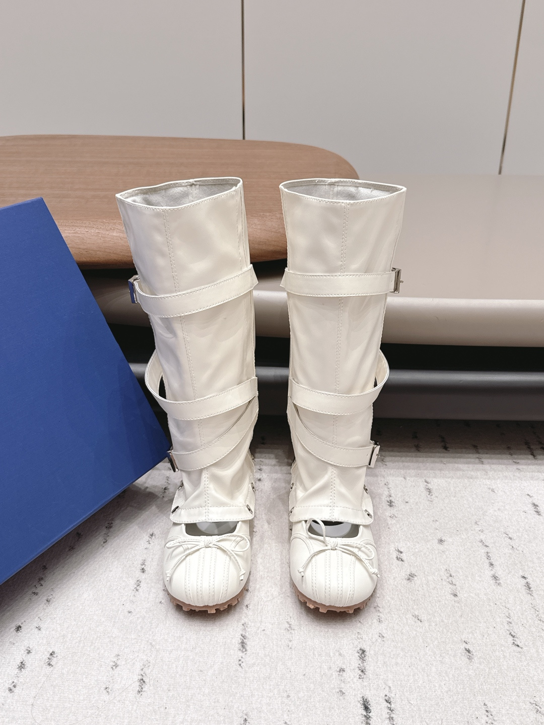 NO:904662,: 'Exclusive top version' lost in echo 2026 vs early autumn popular boots series... [Round-toe one-leg high boots] The original version is reproduced one to one, all the positions are just right, a popular online style, a top leisure vacation series. Big names and internet celebrities unanimously pursue this style, and it was once out of stock. Retro boots are an indispensable item in midsummer. They are very attractive and fashionable sports style. Show your elegance, lightness, slimming and white feet in your way...  Fabric original custom cowhide, lining original custom sheepskin, feet original custom sheepskin, outsole original molded non-slip bottom, bottom thickness 0.8CM, packaging original custom full set of packaging, code number: 35-39 (40.41. Customization is non-refundable), color: official website updated simultaneously, boots, boots, cowhide, sheepskin.19860909: 《独家顶级版本》 lost in echo 2026vs早秋爆款靴子系列……【圆头一脚蹬高靴】  原版一比一复刻,所有的位置刚刚好 ,网红爆款,顶级休闲度假系列 大咖网红一致追求此款,更是断货一度难求 盛夏不可缺少的单品复古靴子,上脚极具吸引时髦运动风尚,以你的方式彰显你的优雅、轻便、显瘦、显脚白… 面料原版定制牛皮 内里原版定制羊皮 垫脚原版定制羊皮 大底原版开模防滑底 底厚0.8CM 包装原版定制全套包装 码数:35-39（40.41.定制不退换） 颜色:官网同步更新,靴子,boots,cowhide,sheepskin,Women's Shoes