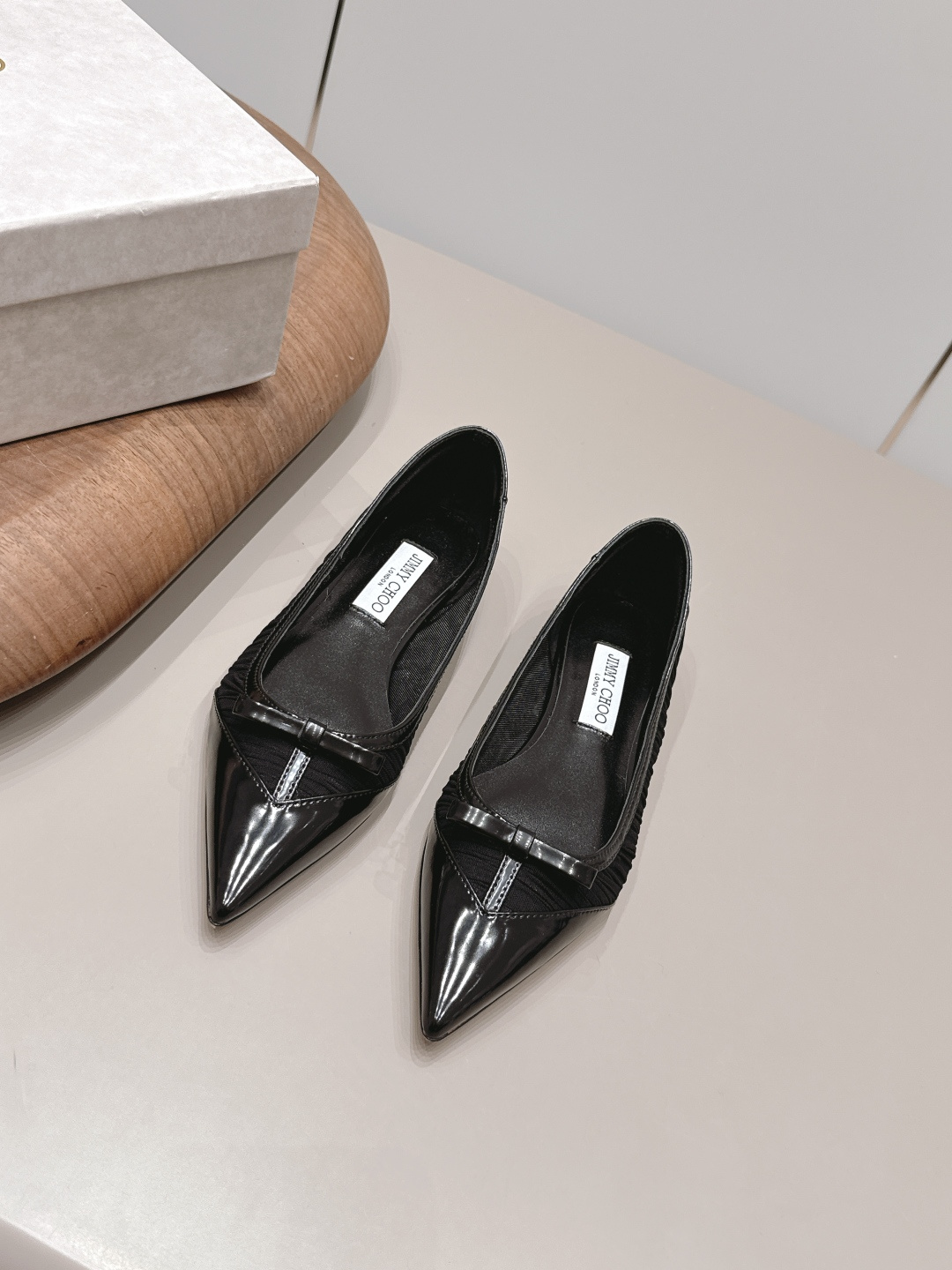 NO:904583,'Exclusive top version' JIMMY CHOO-26vs early autumn fashion new shoe series...[Pointed bow flat shoes] The original top replica, super high quality, fashionable and classy~ The exclusive first release of the new product, which will definitely make you unique. The overall line is super smooth, stretches the leg shape, the upper foot comfort is super good, the very creative design sense, the presentation is particularly high-end... The fabric is original customization/patent leather/lace, the lining is original custom sheepskin outsole, the original custom leather outsole  Heel height 1.0cm, original full set of packaging, code number 35-39 (40.41. Customization is non-refundable), colors are updated simultaneously, single shoes, jimmy choo, sheepskin, Leather soles19860909《独家顶级版本》 JIMMY CHOO-26vs早秋时装新款单鞋系列…【尖头蝴蝶结平底单鞋】 原版顶级复刻,超高品质奉上时髦有范～ 新品独家首发,绝对让你独一无二 整体线条流畅感超强,拉伸腿型,上脚舒适度超级好,非常有创意的设计感,呈现特别高级…… 面料原版定制/漆皮/蕾丝 内里原版定制羊皮 大底原版定制真皮大底 跟高1.0cm 包装原版全套包装 码数35-39（40.41.定制不退换） 颜色官方同步更新,单鞋,jimmy choo,sheepskin,Leather soles,Women's Shoes