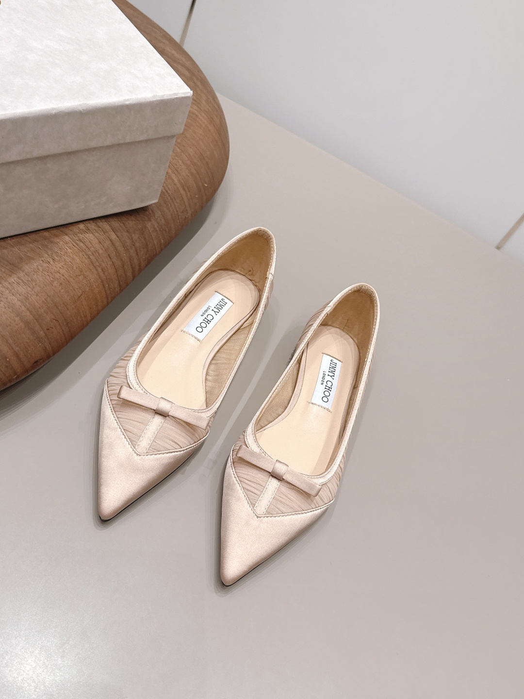 NO:904591,'Exclusive top version' JIMMY CHOO-26vs early autumn fashion new shoe series... [Pointed bow flat shoes] The original top replica, super high quality, fashionable and classy~ The exclusive first release of the new product, which will definitely make you unique. The overall line is super smooth, stretches the leg shape, the upper foot comfort is super good, the very creative design sense, the presentation is particularly high-end... The fabric is original customization/silk cloth/lace, the lining is original custom sheepskin outsole, the original custom leather outsole  Heel height 1.0cm. Original package. Size 35-39 (40.41. Customization is non-refundable). Colors are updated simultaneously. Single shoes, jimmy choo, sheepskin, real silk, Leather soles19860909《独家顶级版本》 JIMMY CHOO-26vs早秋时装新款单鞋系列…【尖头蝴蝶结平底单鞋】 原版顶级复刻,超高品质奉上时髦有范～ 新品独家首发,绝对让你独一无二 整体线条流畅感超强,拉伸腿型,上脚舒适度超级好,非常有创意的设计感,呈现特别高级…… 面料原版定制/真丝布/蕾丝 内里原版定制羊皮 大底原版定制真皮大底 跟高1.0cm 包装原版全套包装 码数35-39（40.41.定制不退换） 颜色官方同步更新,单鞋,jimmy choo,sheepskin,real silk,Leather soles,Women's Shoes