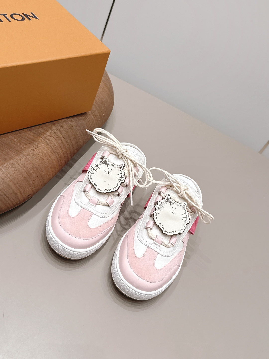 NO:904655,'Top Exclusive First Release' [Color-blocked Half-Flop Casual Shoes] LV 26's early autumn new color debut is really a new style. Sisters, it looks so good on your feet. Buy the original version at the counter and develop it one-to-one. All details, materials, and quality are the same as those at the counter, and you will get the latest luxurious packaging... Fabric: Original customized cowhide/cow leather/color matching Lining: Original customized sheepskin Foot: Original customized sheepskin Outsole: Original molded TPU molded sole Packaging:  Original upgraded full set of packaging Code number: 35-39 (40.41.42. Customization is non-returnable) Color: Official website updated simultaneously, casual shoes/sneakers half-drag, louis vuitton, sneakers, cowhide, sheepskin19860909《顶级独家首发》【拼色半拖休闲鞋】 LV 26早秋新色首发真的又是新一款王炸新款,姐妹们,上脚太好看啦专柜购买原版一比一开发,所有细节,材料,品质,跟专柜无区别,再送豪华最新大包装…… 面料: 原版定制牛皮/牛猄/拼色 内里: 原版定制羊皮 垫脚: 原版定制羊皮 大底: 原版开模TPU成型底 包装: 原版升级全套包装 码数: 35-39（40.41.42.定制不退换） 颜色:官网同步更新,休闲鞋/运动鞋半拖,louis vuitton,sneakers,cowhide,sheepskin,Women's Shoes