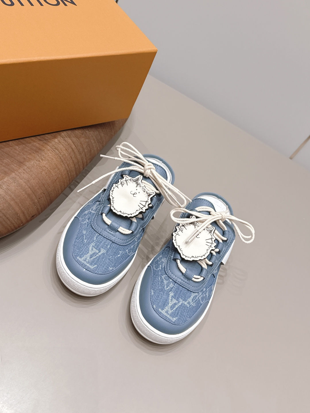 NO:904648,'Top Exclusive First Release' [Color-blocked Half-Flop Casual Shoes] LV 26's early autumn new color debut is really a new king. Sisters, it looks so good on your feet. Buy the original version at the counter and develop it one-to-one. All details, materials, and quality are the same as those at the counter, and you will get the latest luxury packaging... Fabric: Original customized cowhide/denim/color matching Lining: Original customized sheepskin Foot: Original customized sheepskin Outsole: Original molded TPU molded sole Packaging:  Original upgraded full set of packaging Code number: 35-39 (40.41.42. Customization is non-returnable) Color: Official website updated simultaneously, casual shoes/sneakers half-drag, louis vuitton, sneakers, cowhide, sheepskin19860909《顶级独家首发》【拼色半拖休闲鞋】 LV 26早秋新色首发真的又是新一款王炸新款,姐妹们,上脚太好看啦专柜购买原版一比一开发,所有细节,材料,品质,跟专柜无区别,再送豪华最新大包装…… 面料: 原版定制牛皮/牛仔布/拼色 内里: 原版定制羊皮 垫脚: 原版定制羊皮 大底: 原版开模TPU成型底 包装: 原版升级全套包装 码数: 35-39（40.41.42.定制不退换） 颜色:官网同步更新,休闲鞋/运动鞋半拖,louis vuitton,sneakers,cowhide,sheepskin,Women's Shoes