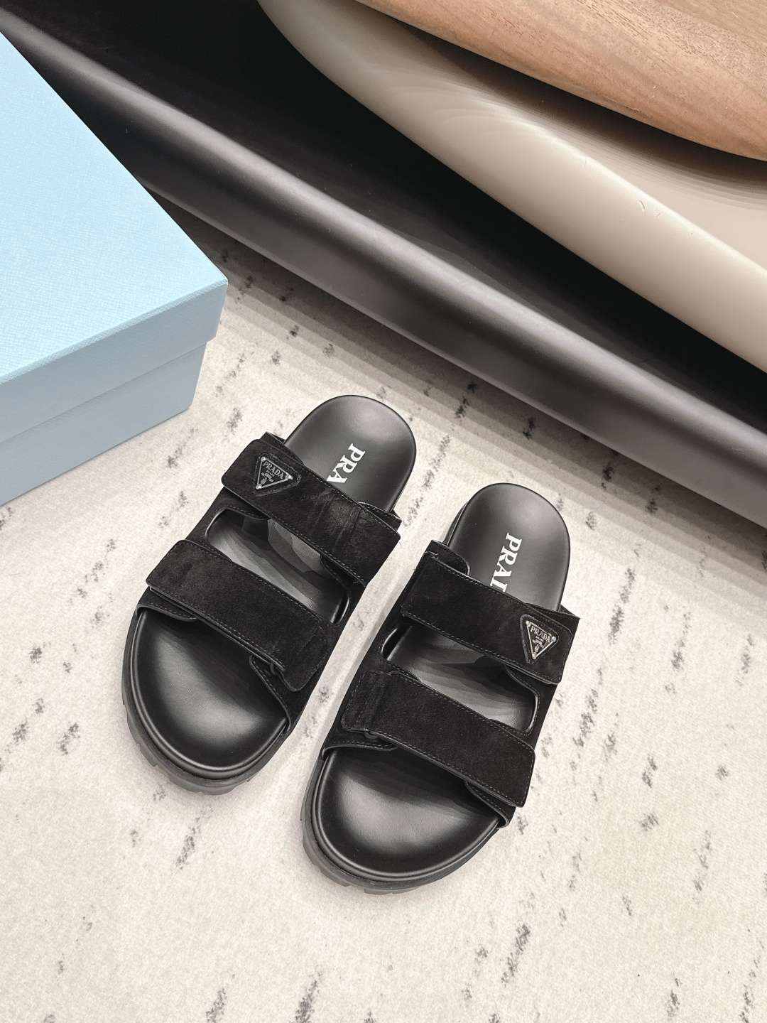 NO:904613,: 'Exclusive top version' for couples PRAD-A Pra*da 2026 vs couples new sandals series... [Thick-soled casual sandals for couples] Original 1:1 customization, this year's most fashionable color-blocked double-strap British-style retro casual shoes, worn by many Internet celebrities, this shoe, cowhide color-blocking, injection molded letter luogo craftsmanship, very popular this year, can be worn for both leisure and sports... Fabric: Original customized cowhide Lining: Original customized sheepskin Foot pads:  Original molded TPU molded outsole: Original molded TPU molded sole Size: 35-44 (40 for women and 45 for men. Customization is not returnable) Packaging: Original full set of packaging Color: Official website updated simultaneously, slippers, prada, prada, sandals, slippers, cowhide, sheepskin19860909: 情侣《独家顶级版本》  PRAD-A普拉*达2026vs情侣新款凉鞋系列……【情侣厚底休闲凉鞋】 原版1:1定制,今年最潮的拼色双带英伦风复古休闲鞋,众多网红上脚,这款鞋,牛皮拼色,注塑字母luogo工艺,今年非常爆,穿上休闲运动两不失误…… 面料: 原版定制牛猄 内里: 原版定制羊皮 垫脚: 原版开模TPU成型 大底: 原版开模TPU成型底 码数: 35-44（女40.男45.定制不退换） 包装:原版全套包装 颜色:官网同步更新,拖鞋,prada,prada,sandals,slippers,cowhide,sheepskin,Women's Shoes